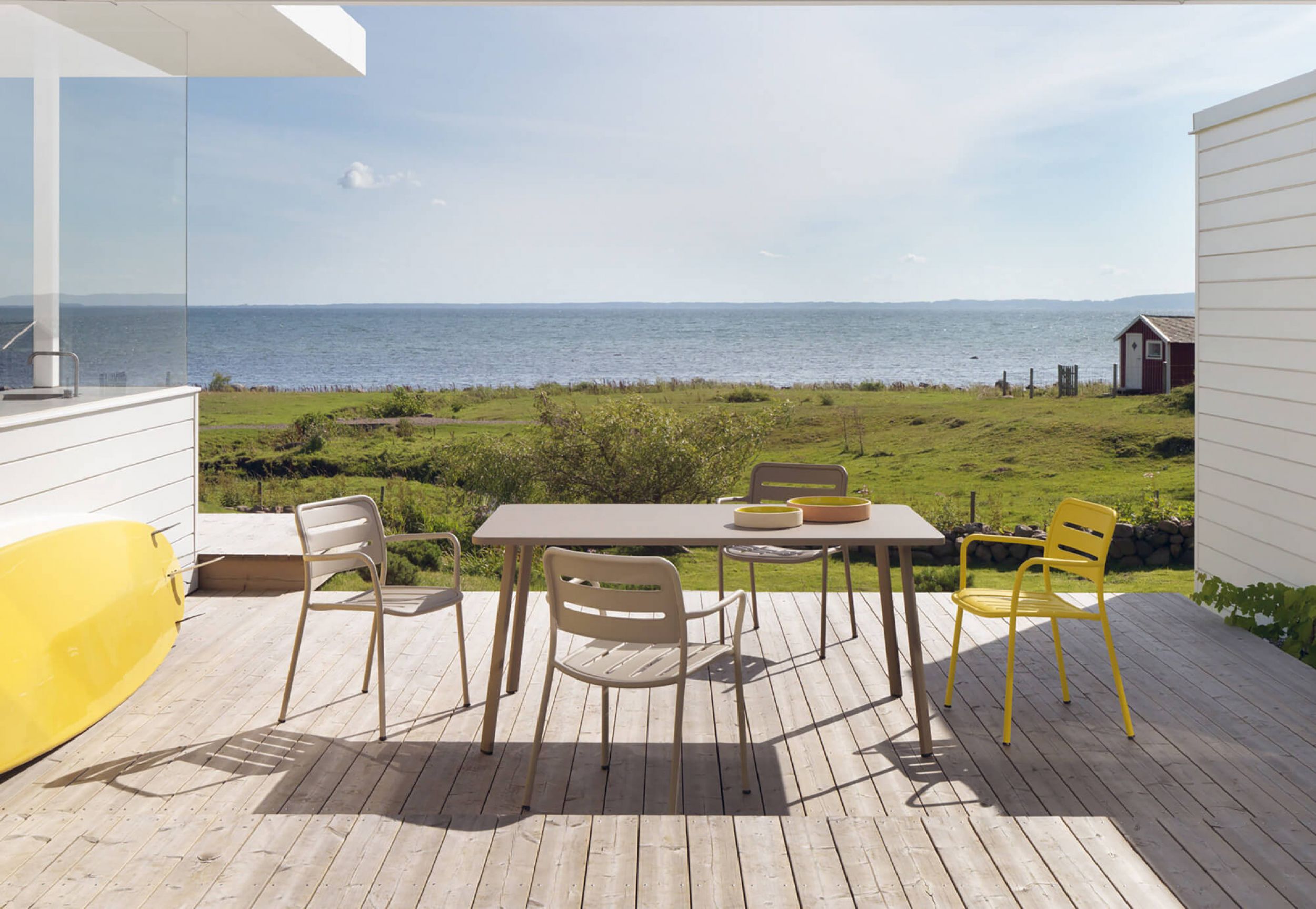 Fauteuil de repas léger et empilable en aluminium thermolaqué collection Village par Kettal