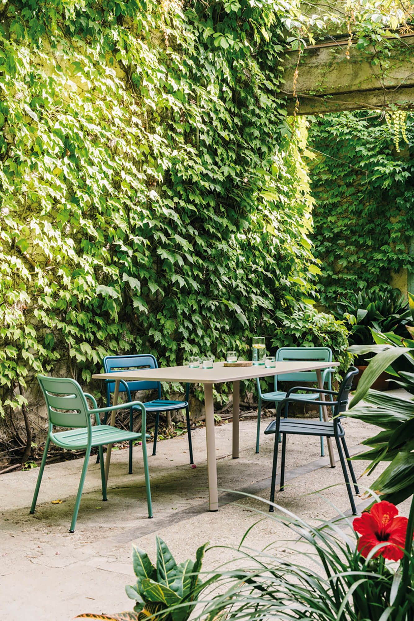 Fauteuil de repas léger et empilable en aluminium thermolaqué collection Village par Kettal