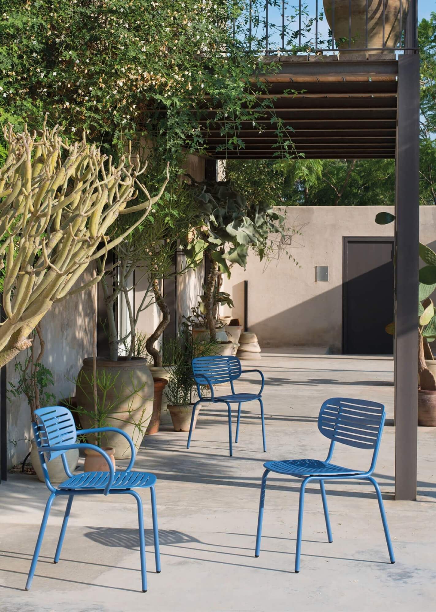 Chaise de repas aux lignes graphique collection Mom par Emu à Biarritz