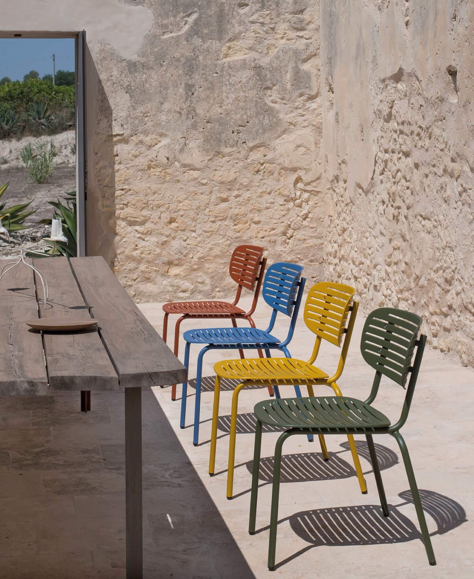 Chaise de repas aux lignes graphique collection Mom par Emu à Villefranche-sur-mer