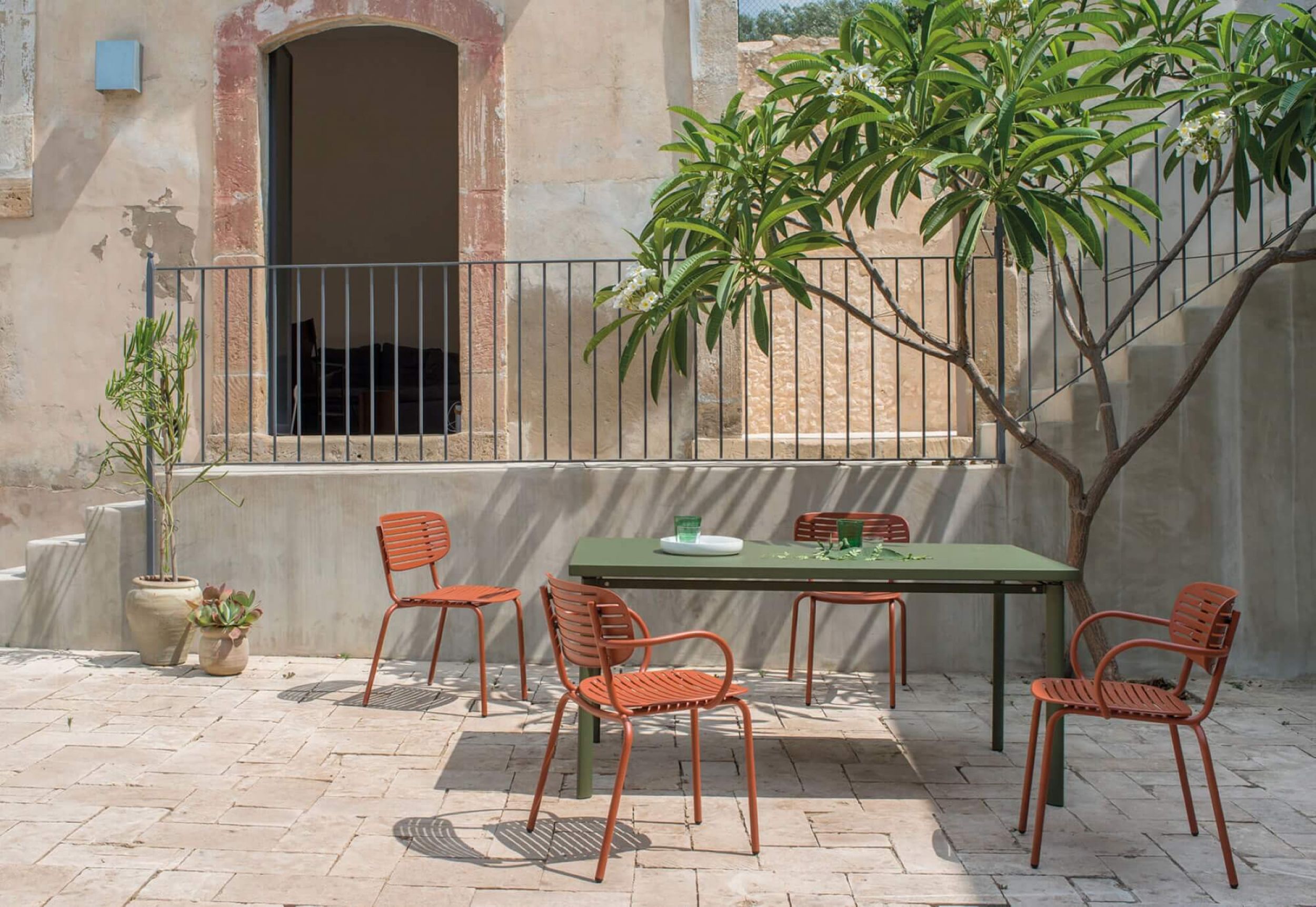 Chaise de repas aux lignes graphique collection Mom par Emu à Toulon