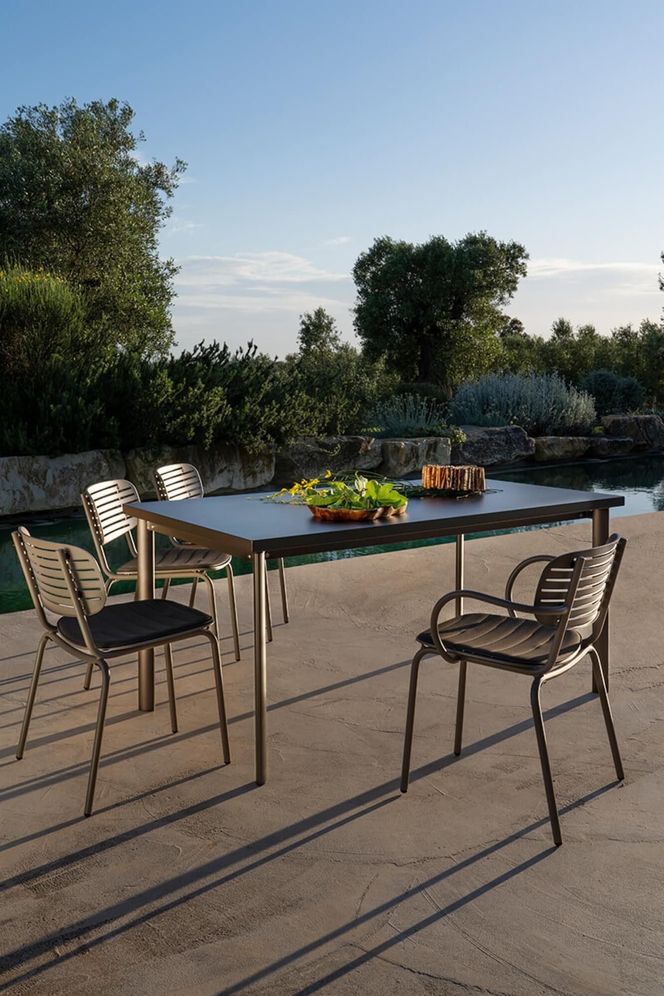 Chaise de repas aux lignes graphique collection Mom par Emu à Menton