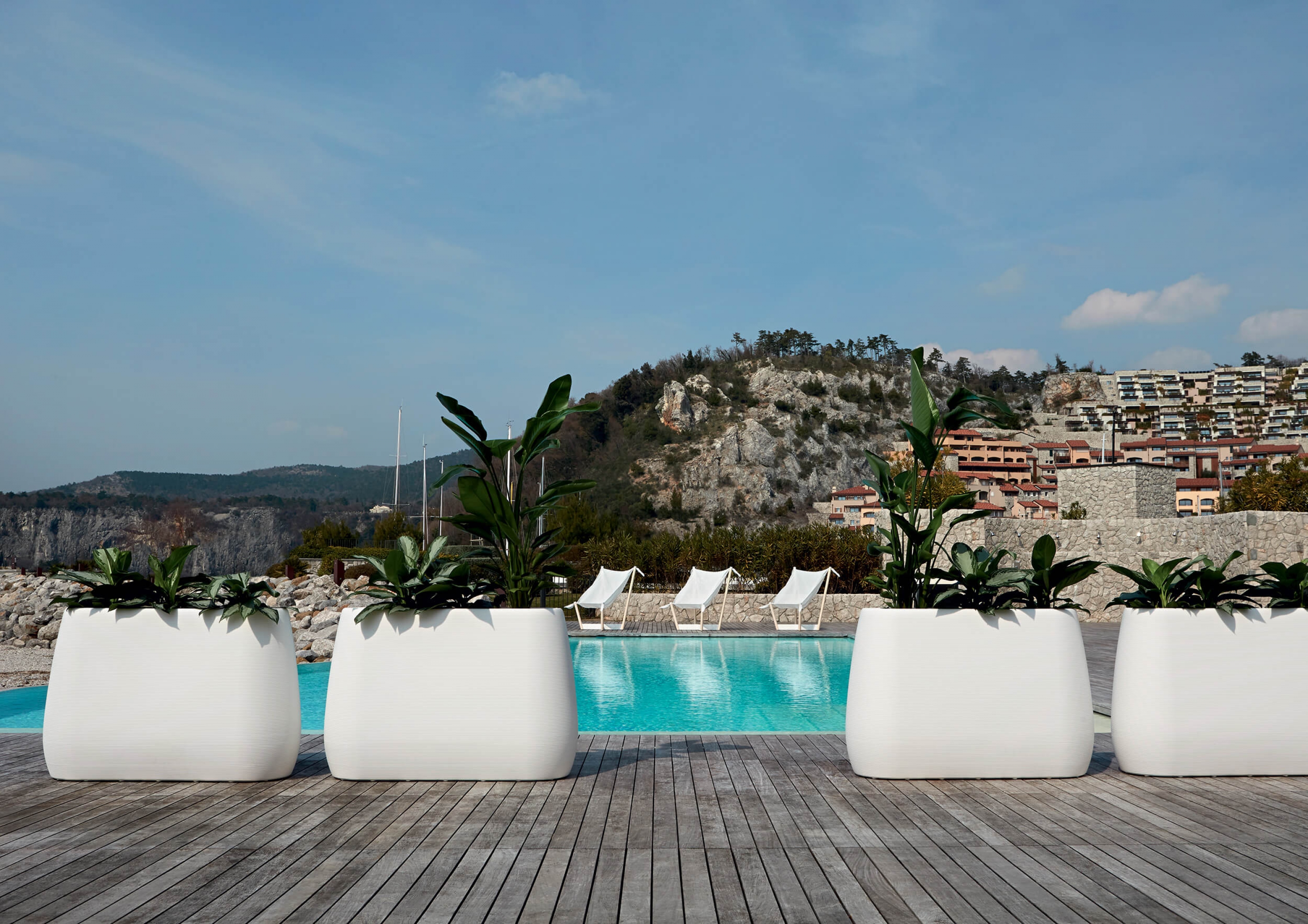 Grande jardinière lumineuse blanche, collection Pendora par Myyour à Antibes