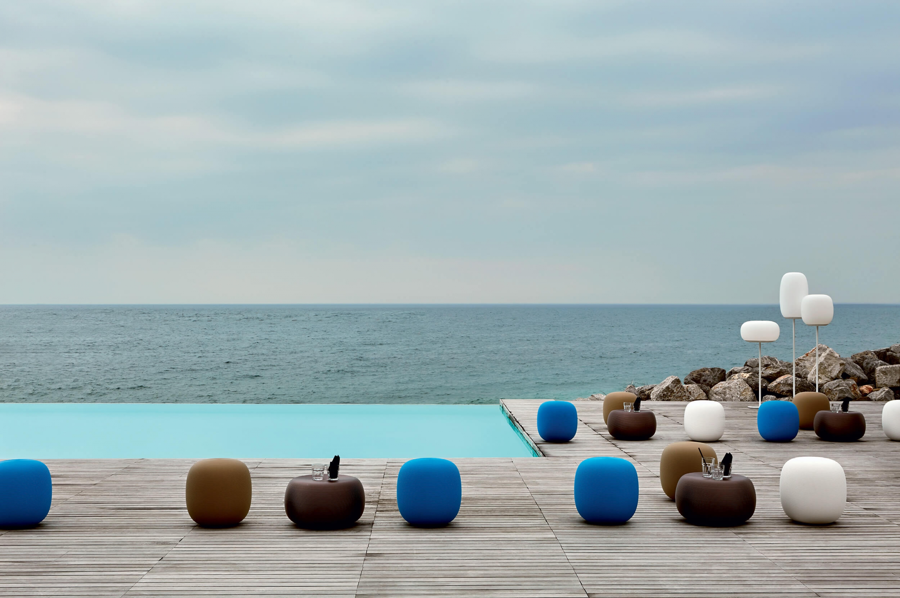 Lampes, poufs et table d'extérieur lumineux collection Pendora à Antibes