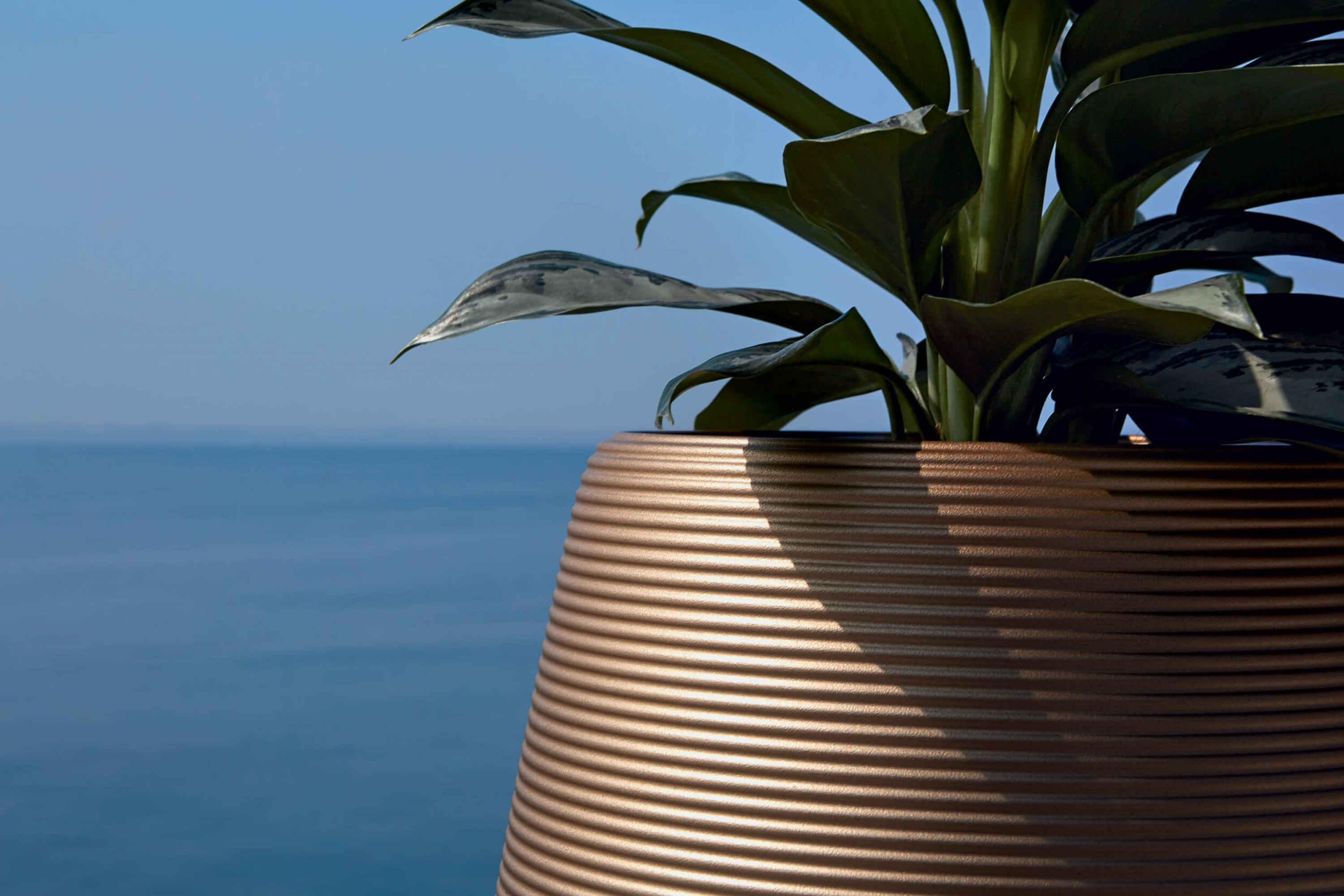 Pot à fleurs en polyéthylène beige, collection Pendora par Myyour design à Montpellier