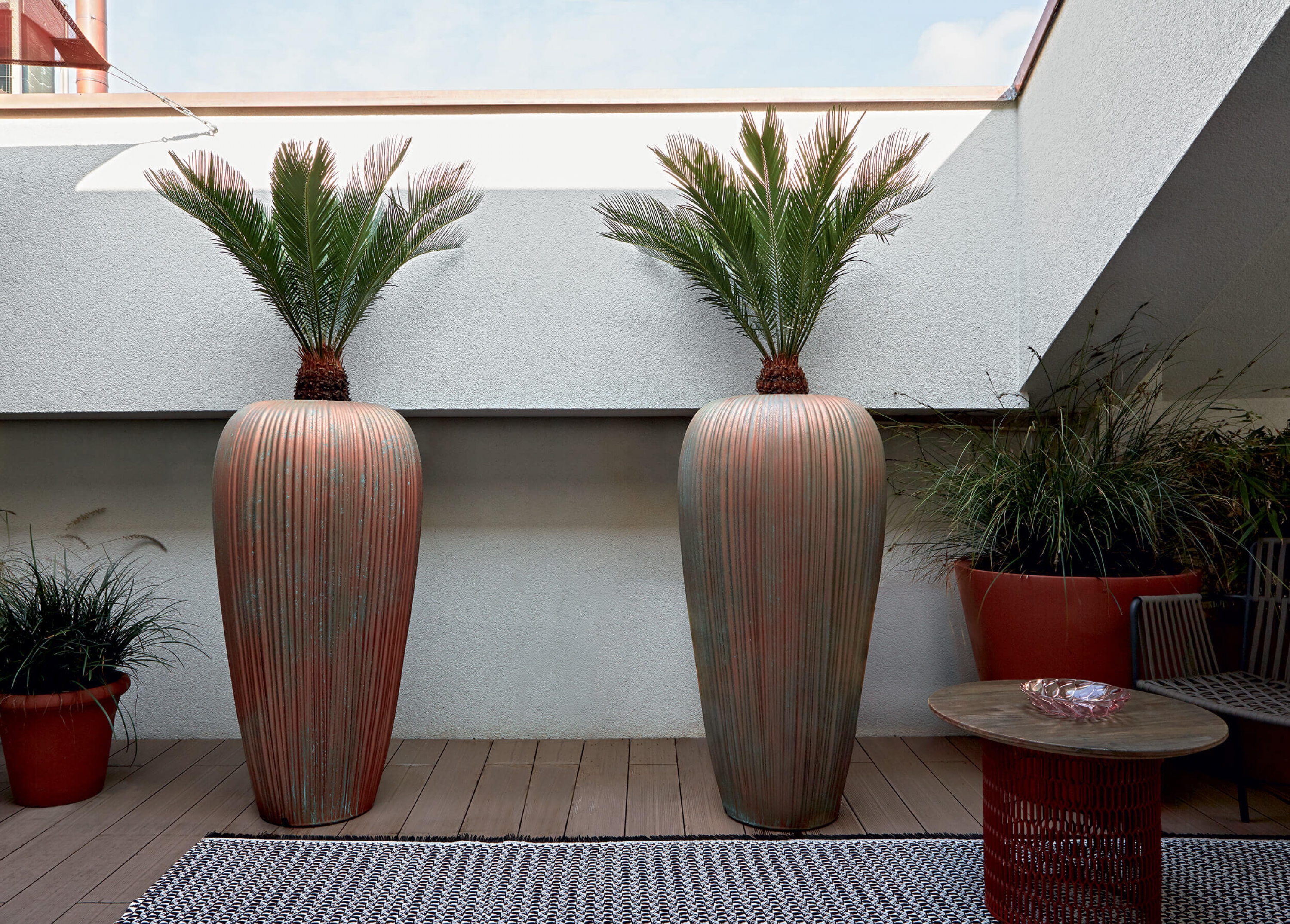 Grands pots de fleur design lumineux Skin à Nice