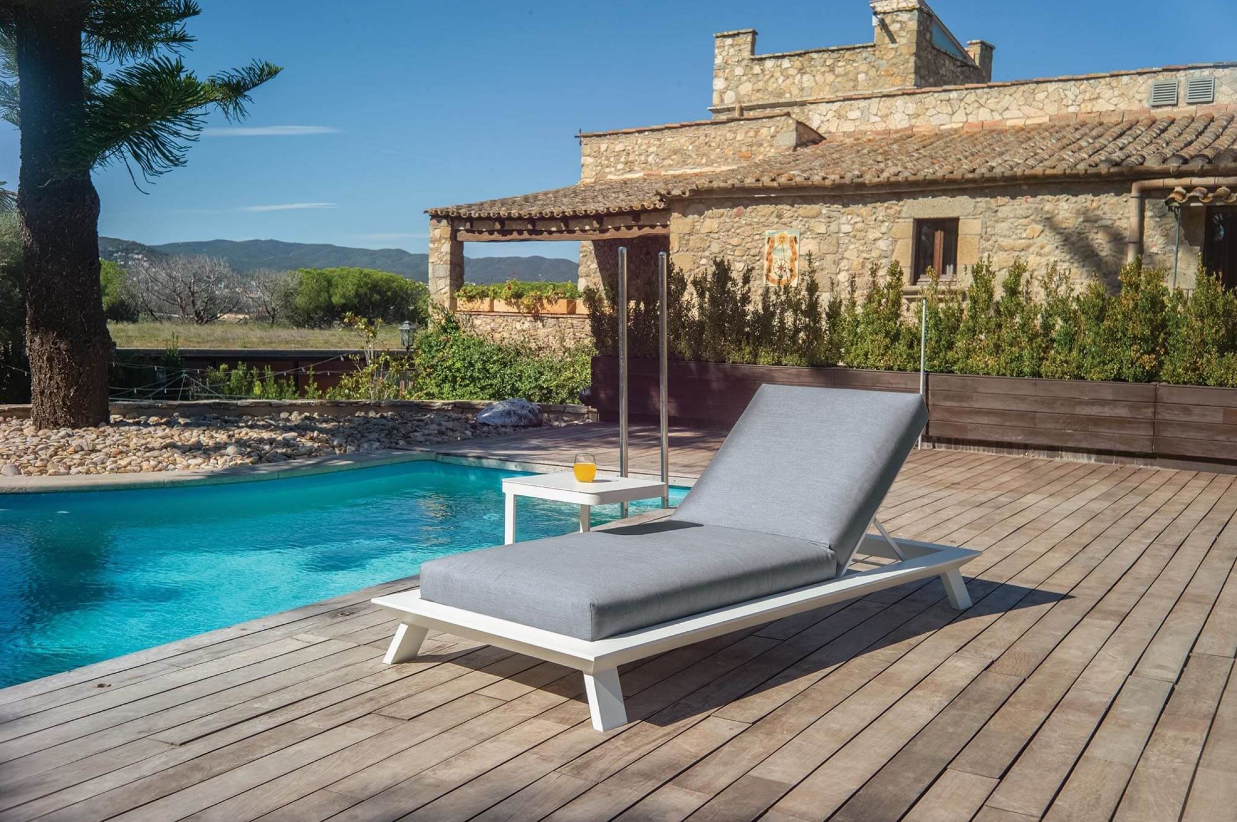 Transat de relaxation ajustable en aluminium thermo laqué collection Neverland à Paris en Ile de France