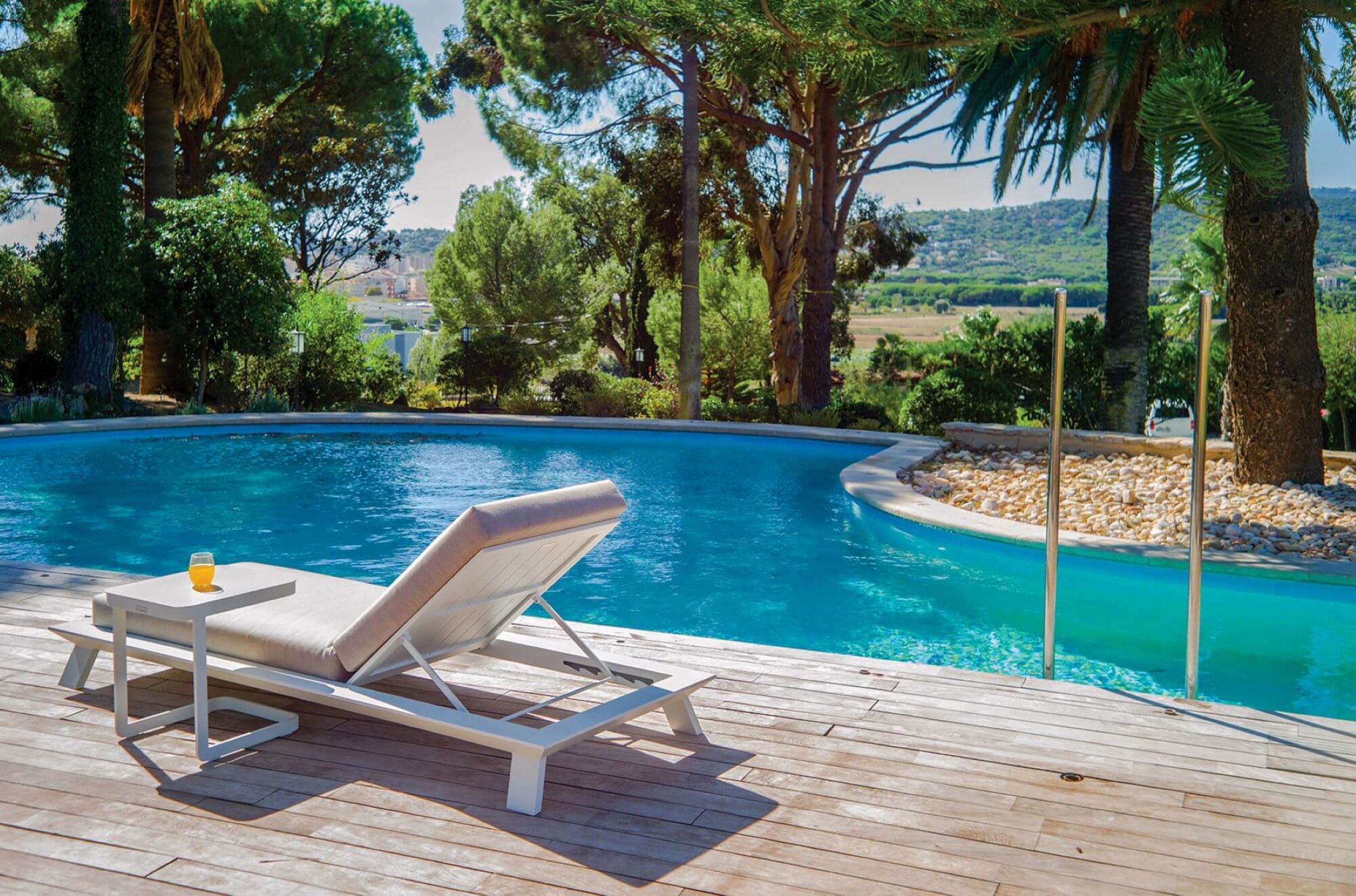 Transat de relaxation ajustable en aluminium thermo laqué et acrylique collection Neverland à Paris en Ile de France