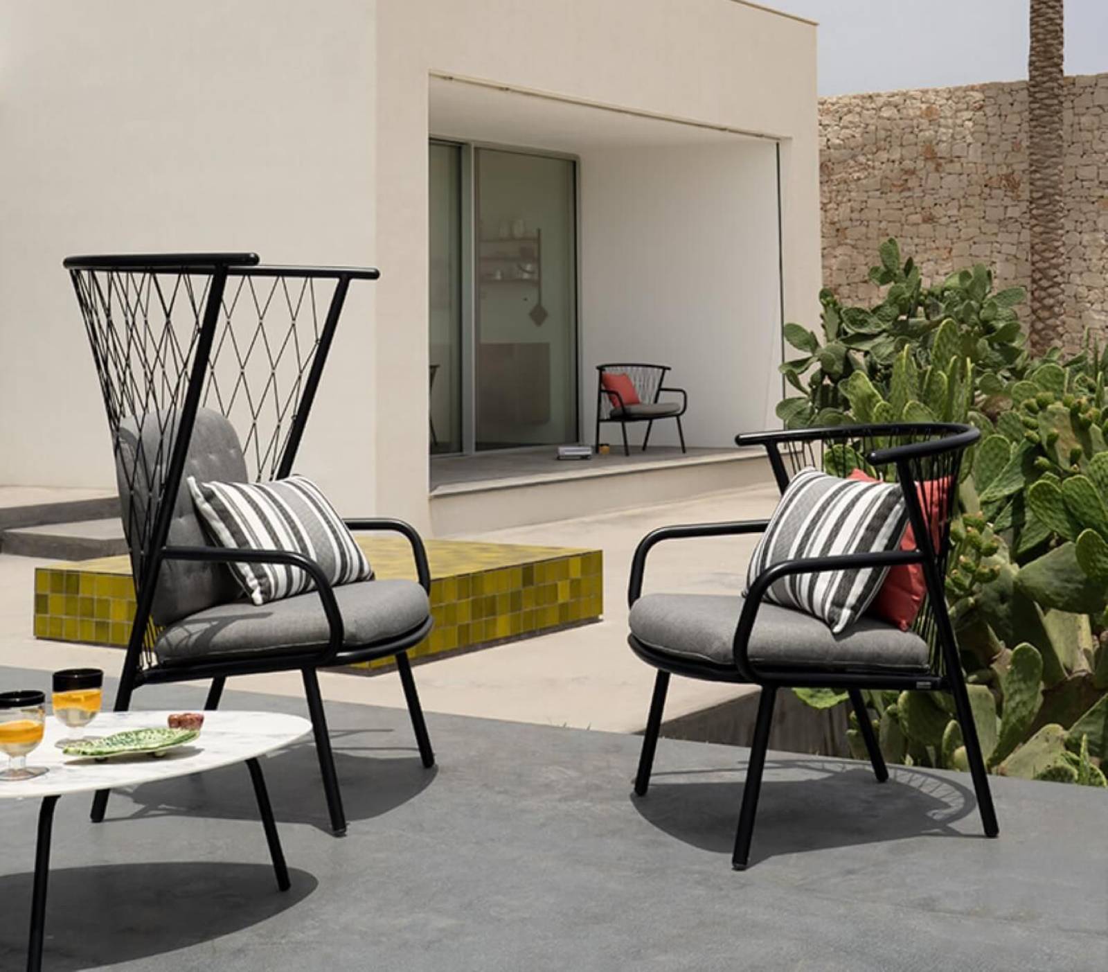 Fauteuil lounge avec son grand dossier en cordes synthétiques collection Nef par Emu à Bordeaux