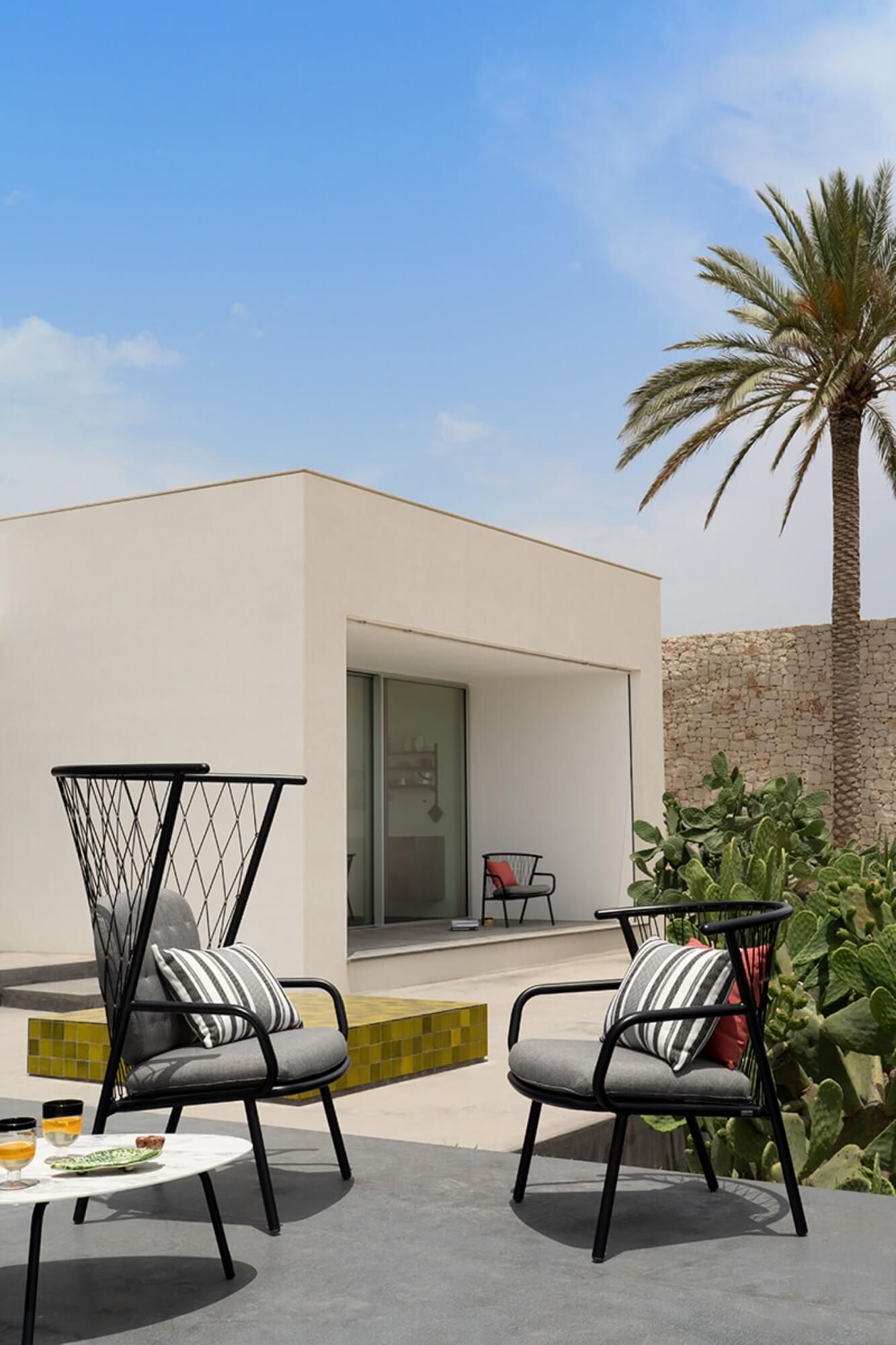 Fauteuil lounge avec son grand dossier en cordes synthétiques collection Nef par Emu à Bordeaux