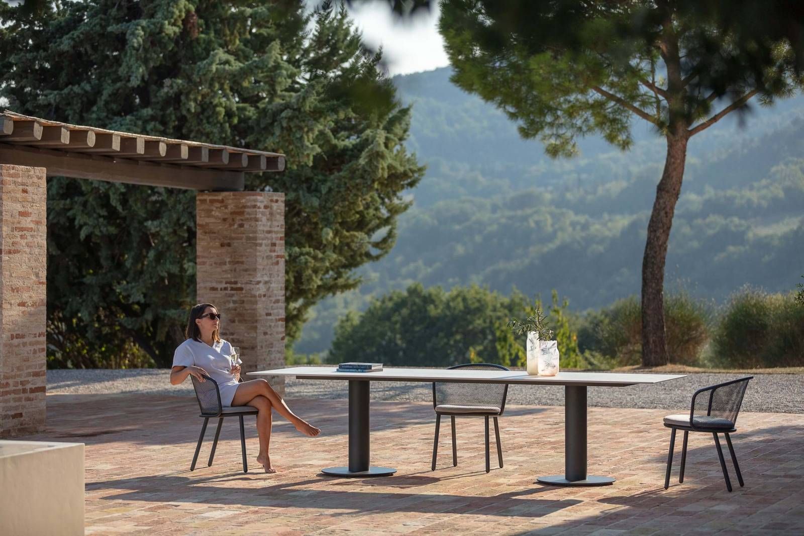 Chaise baza en inox laqué couleur anthracite à Paris