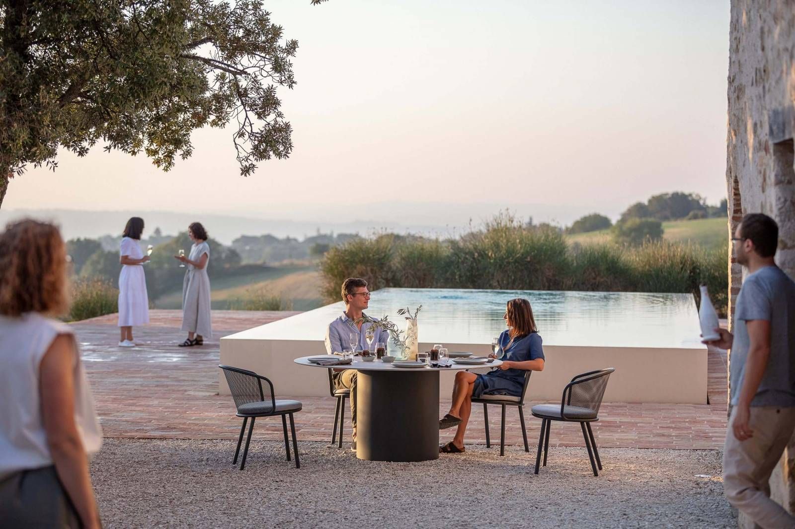 Table ronde avec gros pieds par Todu collection Branta à Bordeaux