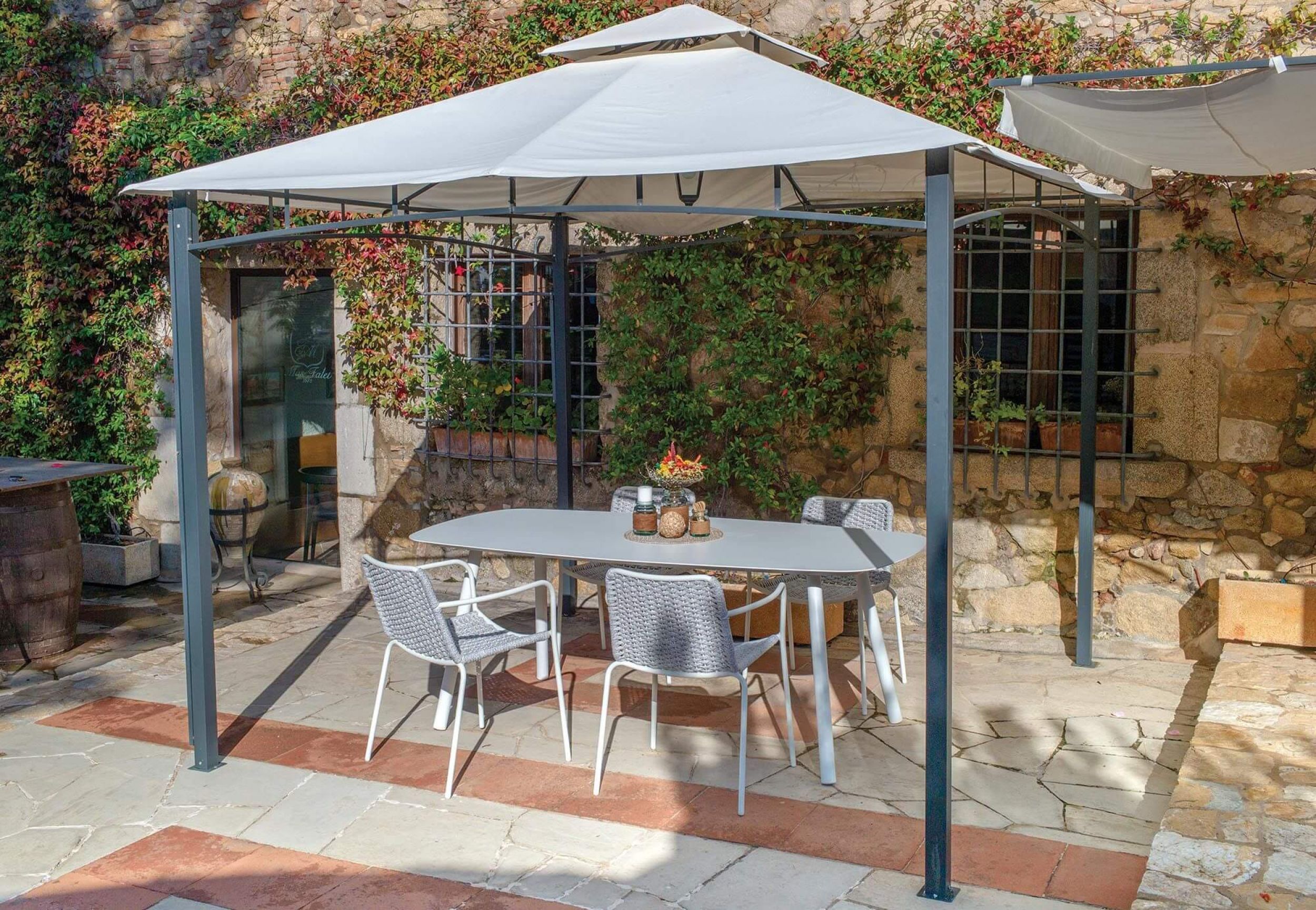 Table de repas avec plateau à bouts ronds en aluminium thermo laqué de la collection Morris à Nantes