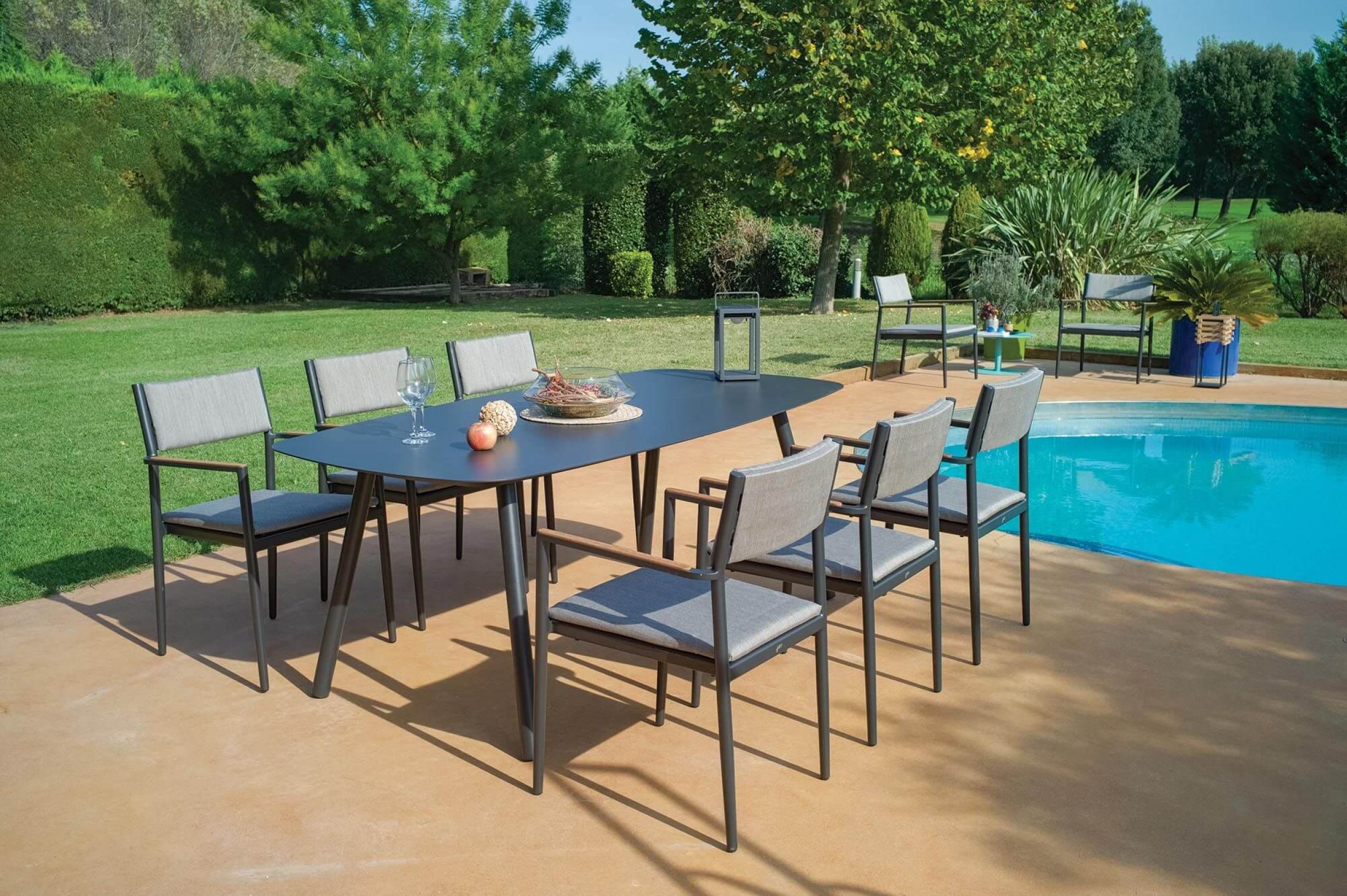 Table de repas avec plateau à bouts ronds en aluminium thermo laqué de la collection Morris à Bordeaux