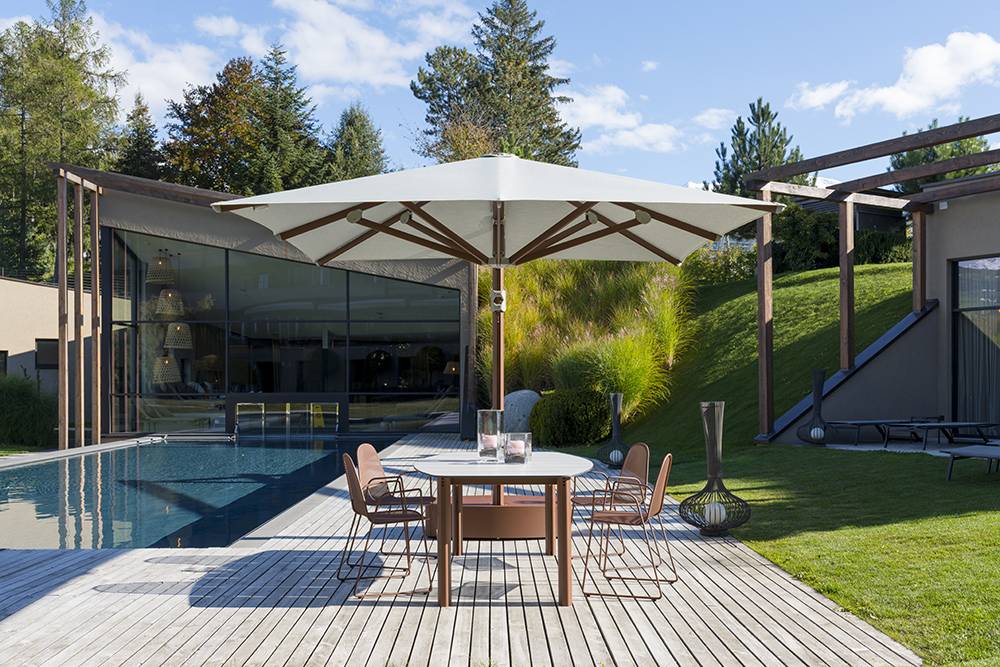 Parasol à mat déporté résistant au vent, collection Pan par CREMA à Antibes