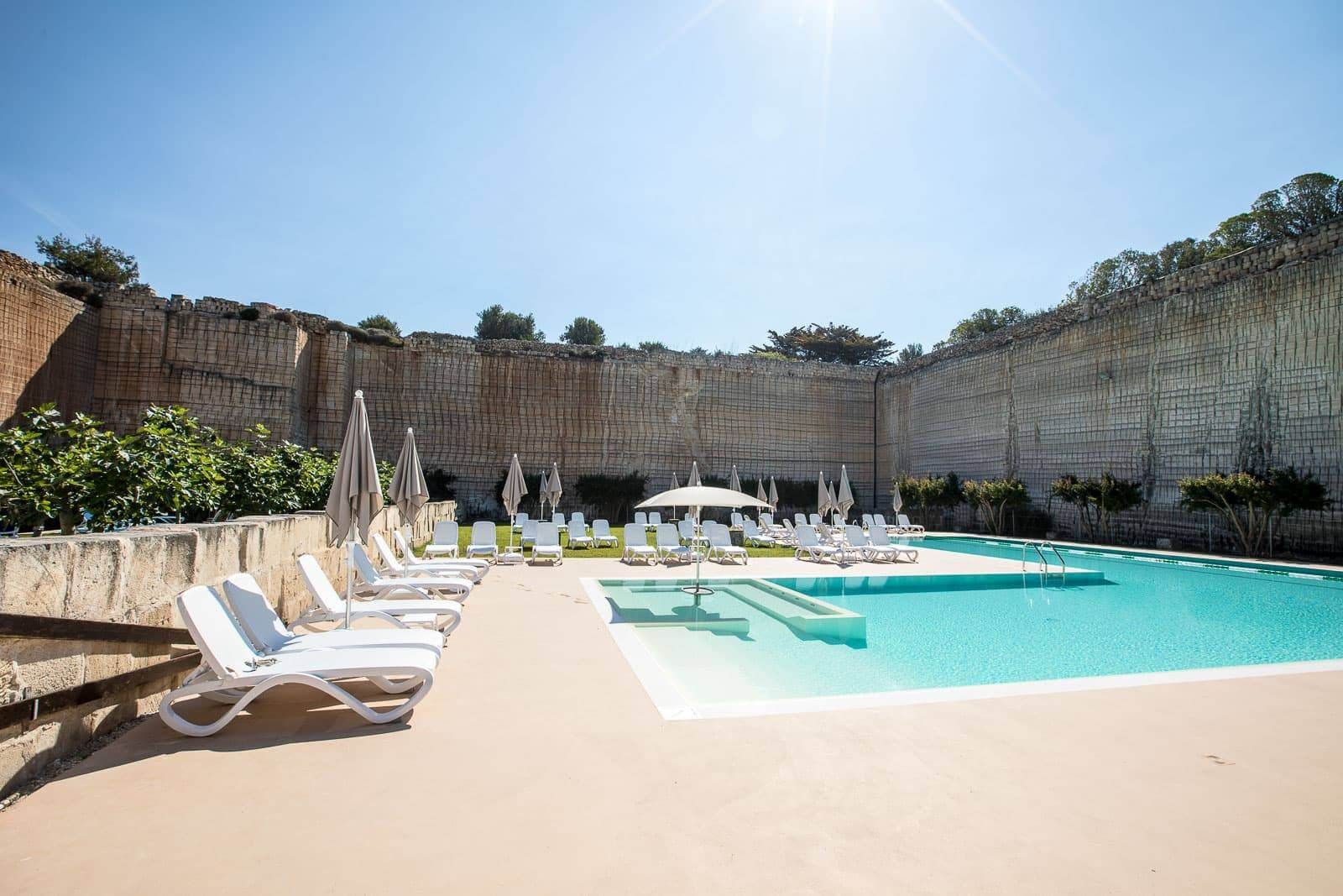 Transat inclinable en polypropylène collection Atlantico par Nardi à Paris