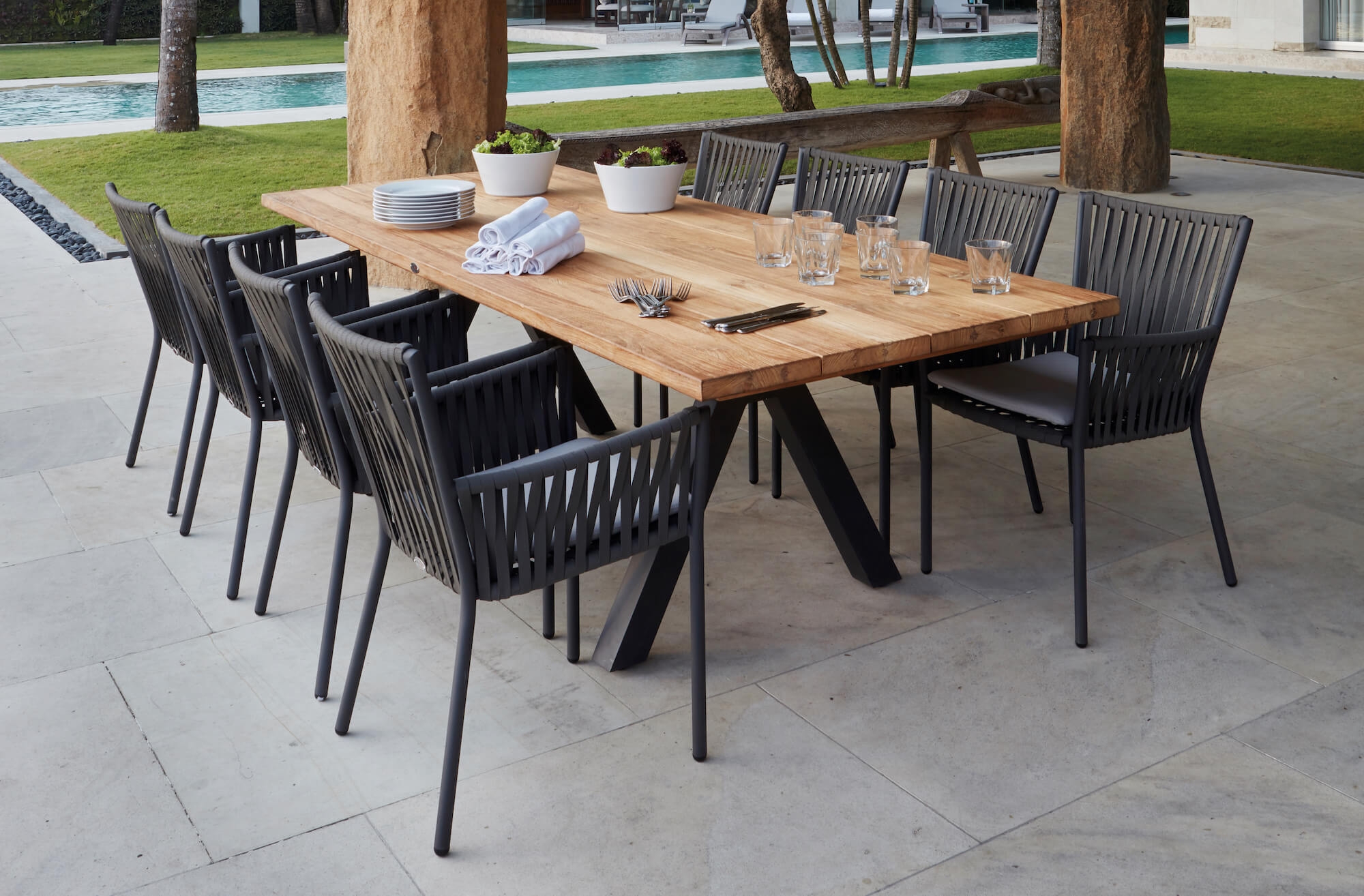 Grande table de repas avec piettement design et plateau en teck à Cannes