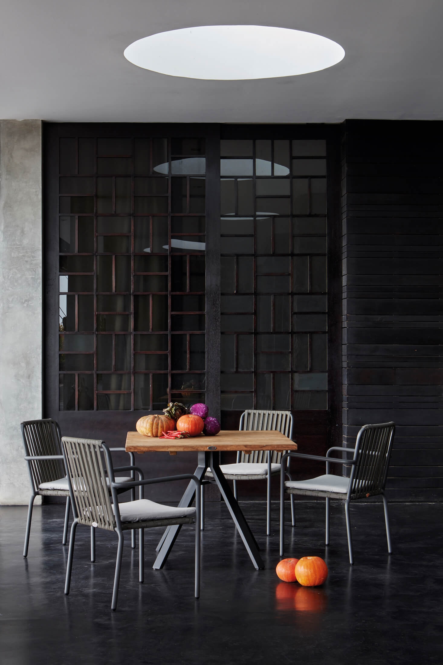 Chaise de repas design en aluminium et cordes avec coussin par Skyline à Cannes