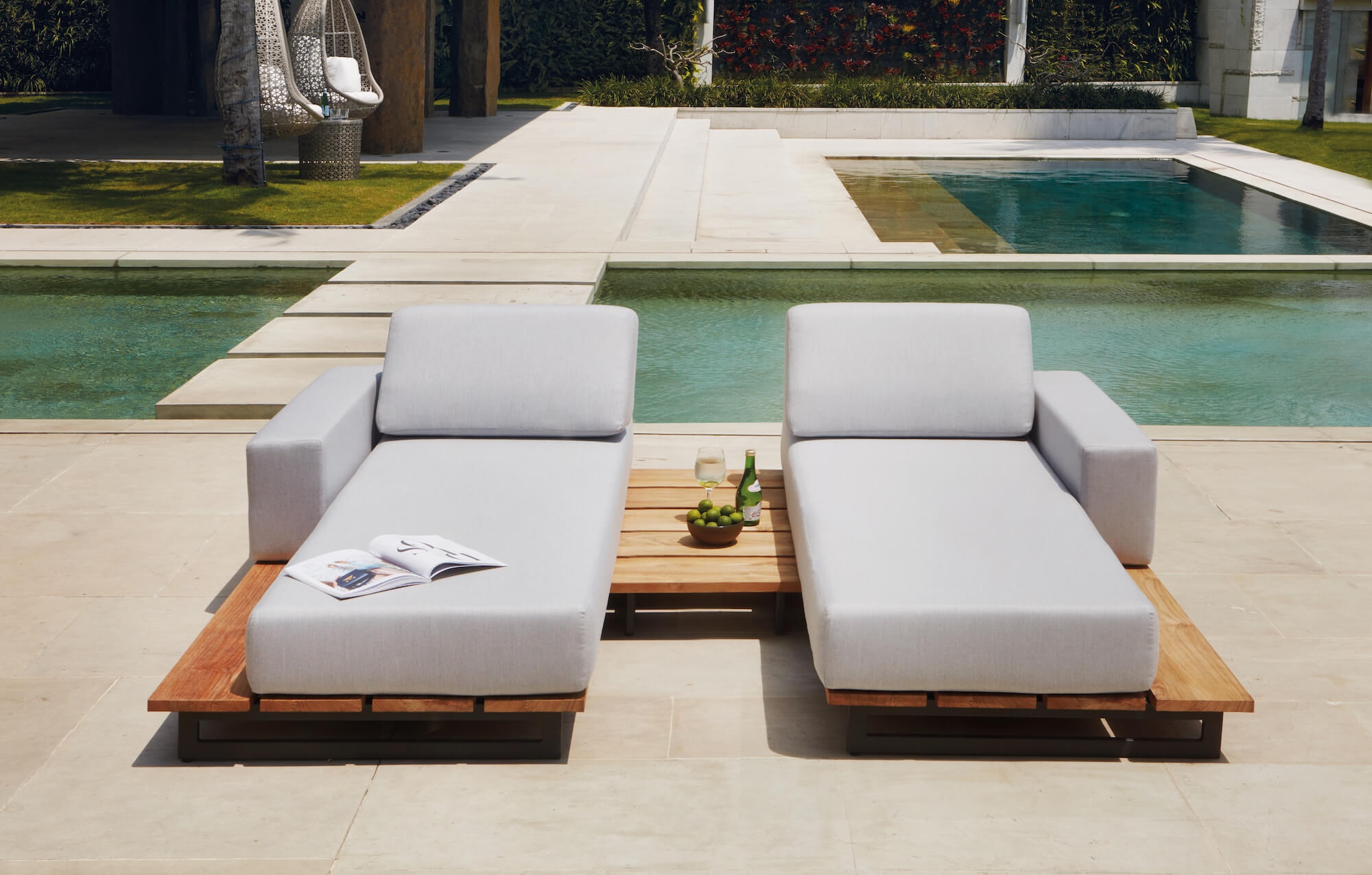 Méridienne en aluminium, teck et cordes de la collection Moma par Skyline à Cannes