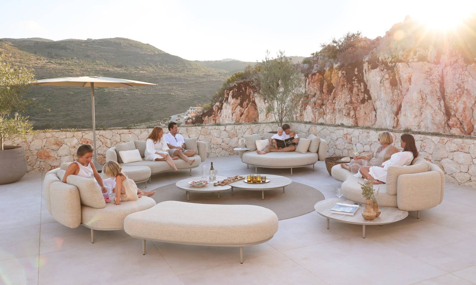 Salon de jardin extérieur Organix par Royal Bottania, une collection aux formes organiques à Antibes