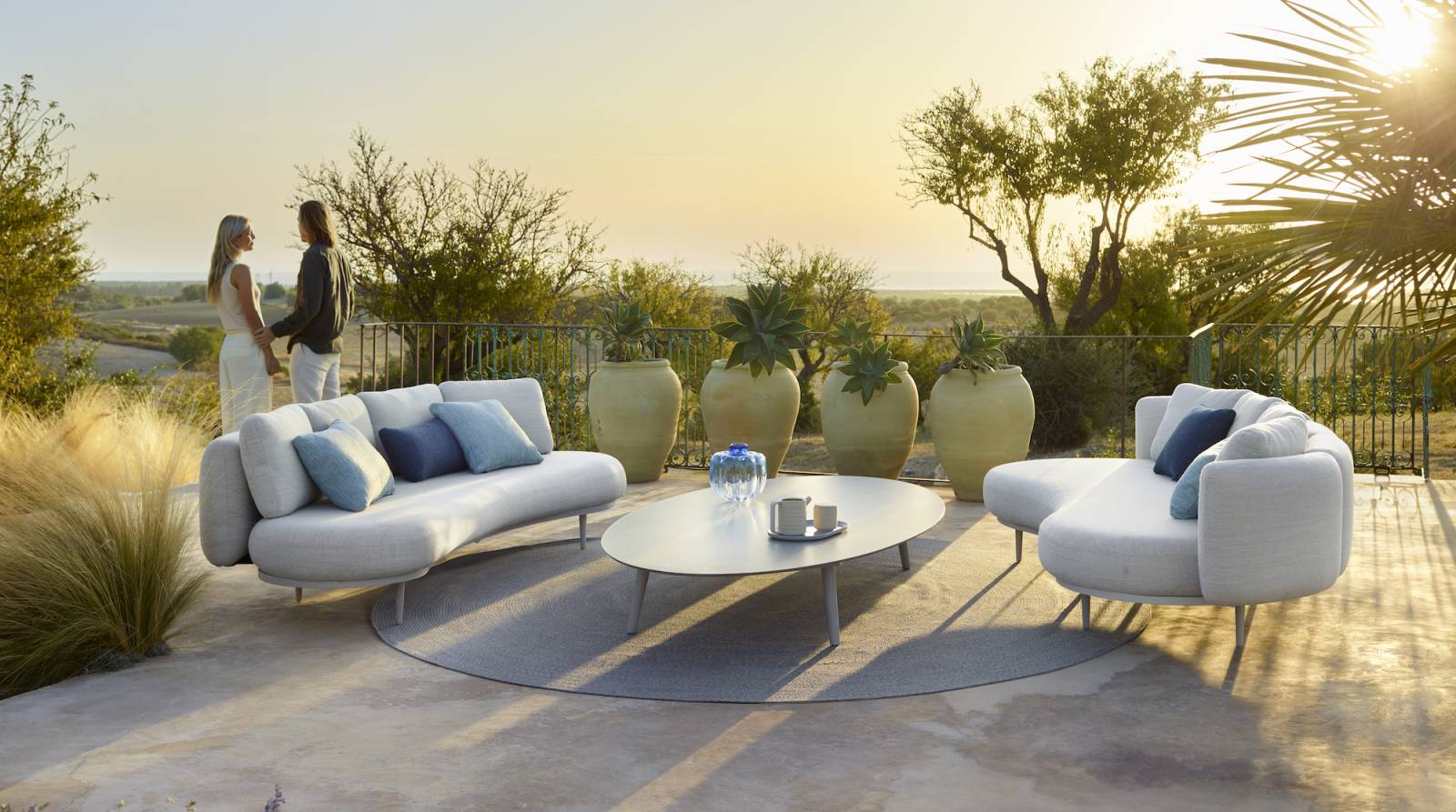 Tables de repas et de salon de jardin personnalisable collection Styletto par Royal Botania à Bonifacio