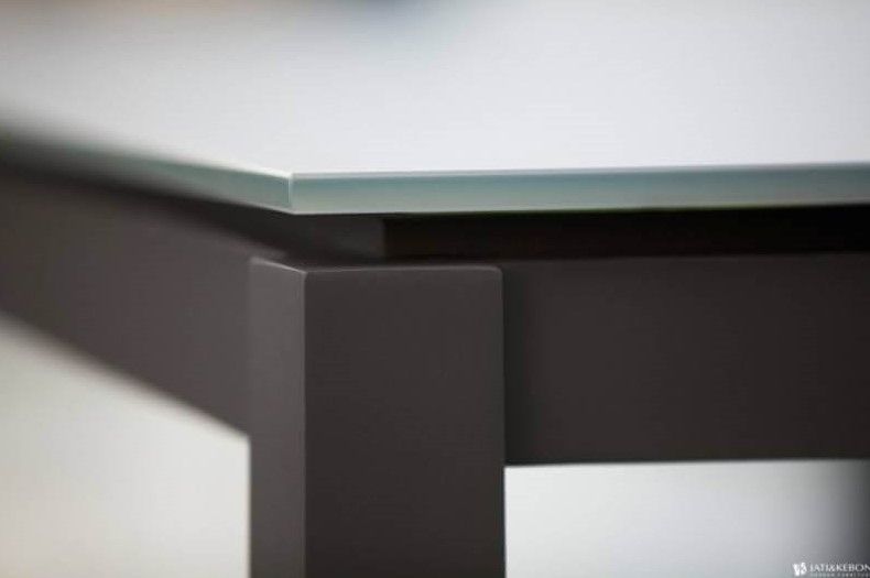 Table de repas en aluminium thermo laqué avec plateau au choix collection Lugo par Jati & Kebon à Lyon