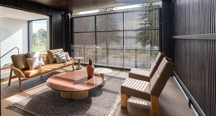 Salon lounge avec fauteuil en teck avec toile rembourrée collection Band par Kettal à Bordeaux