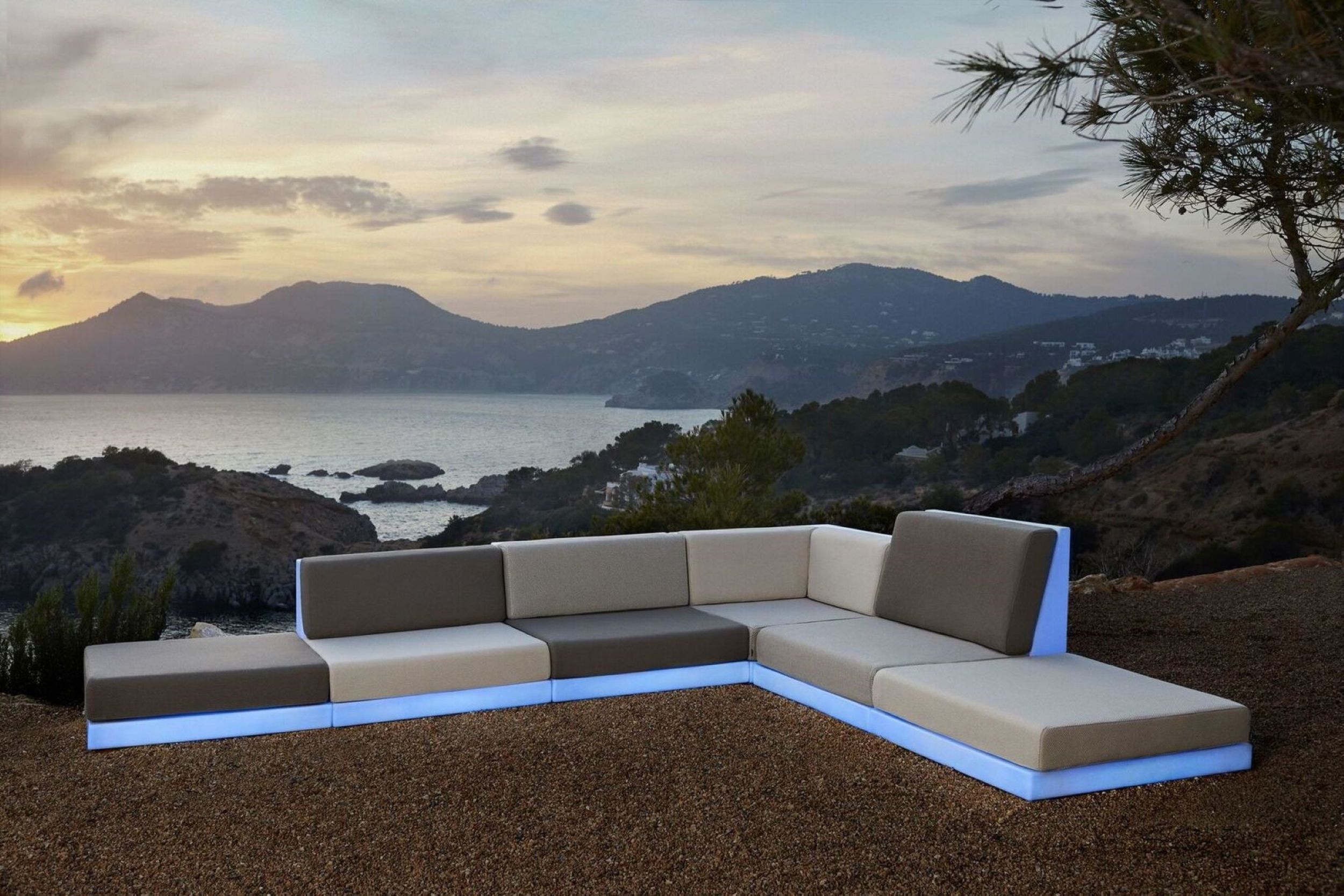 Salon de jardin module avec LED collection Pixel par Vondom à Juan les Pins