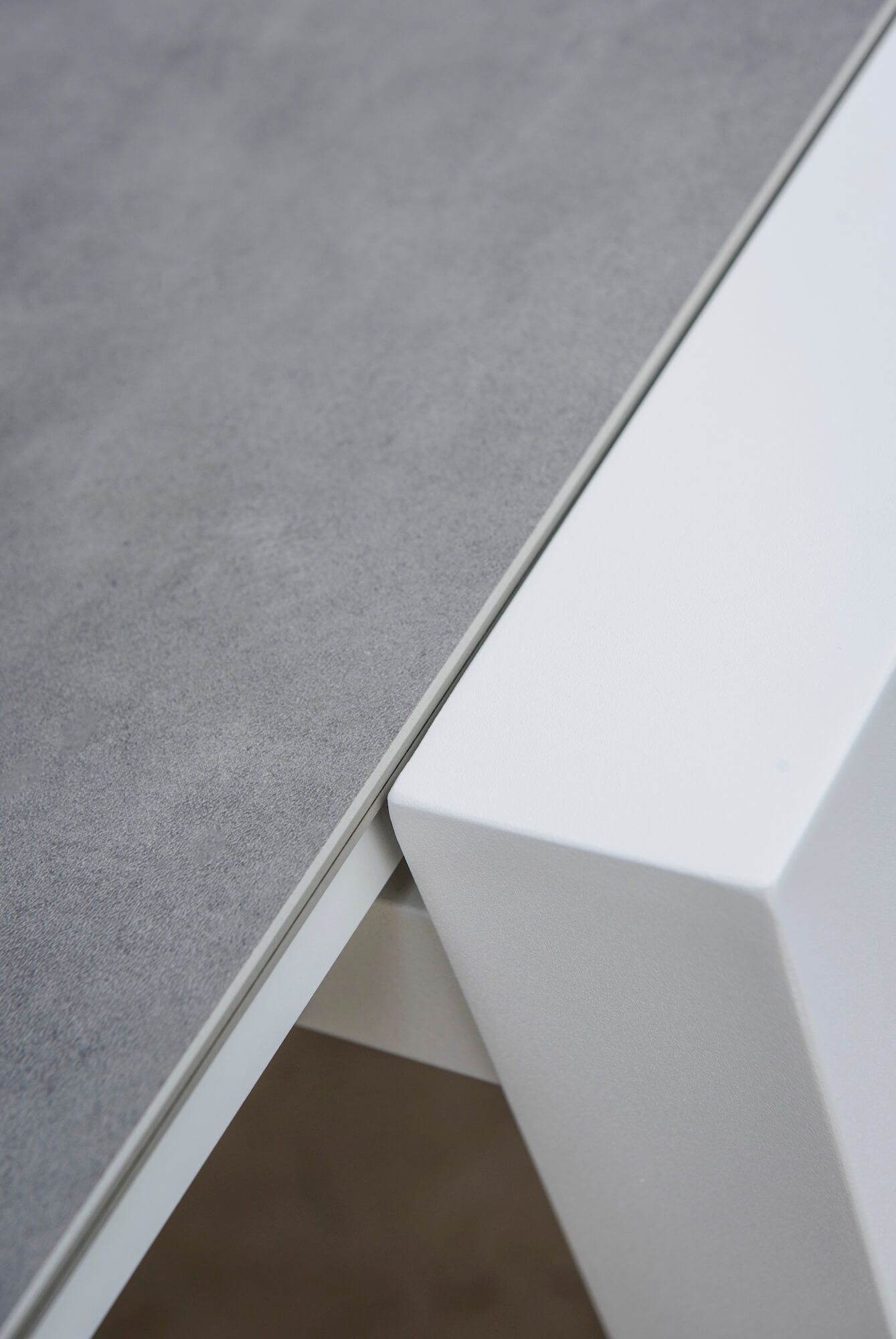 Zoom sur plateau de table céramique gris béton