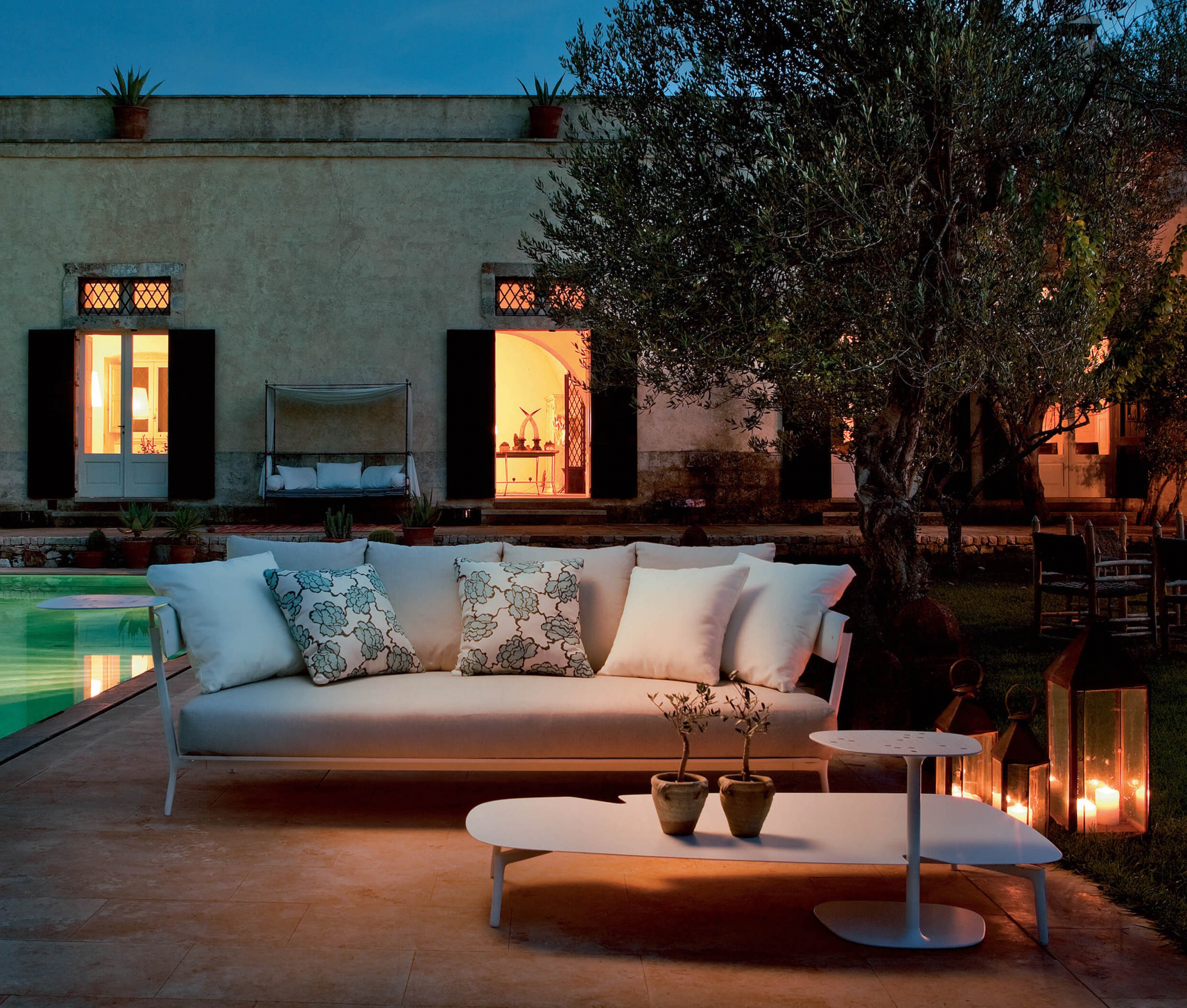 Canapé de jardin 3 places en aluminium et coussins par Fast à Cagnes sur mer