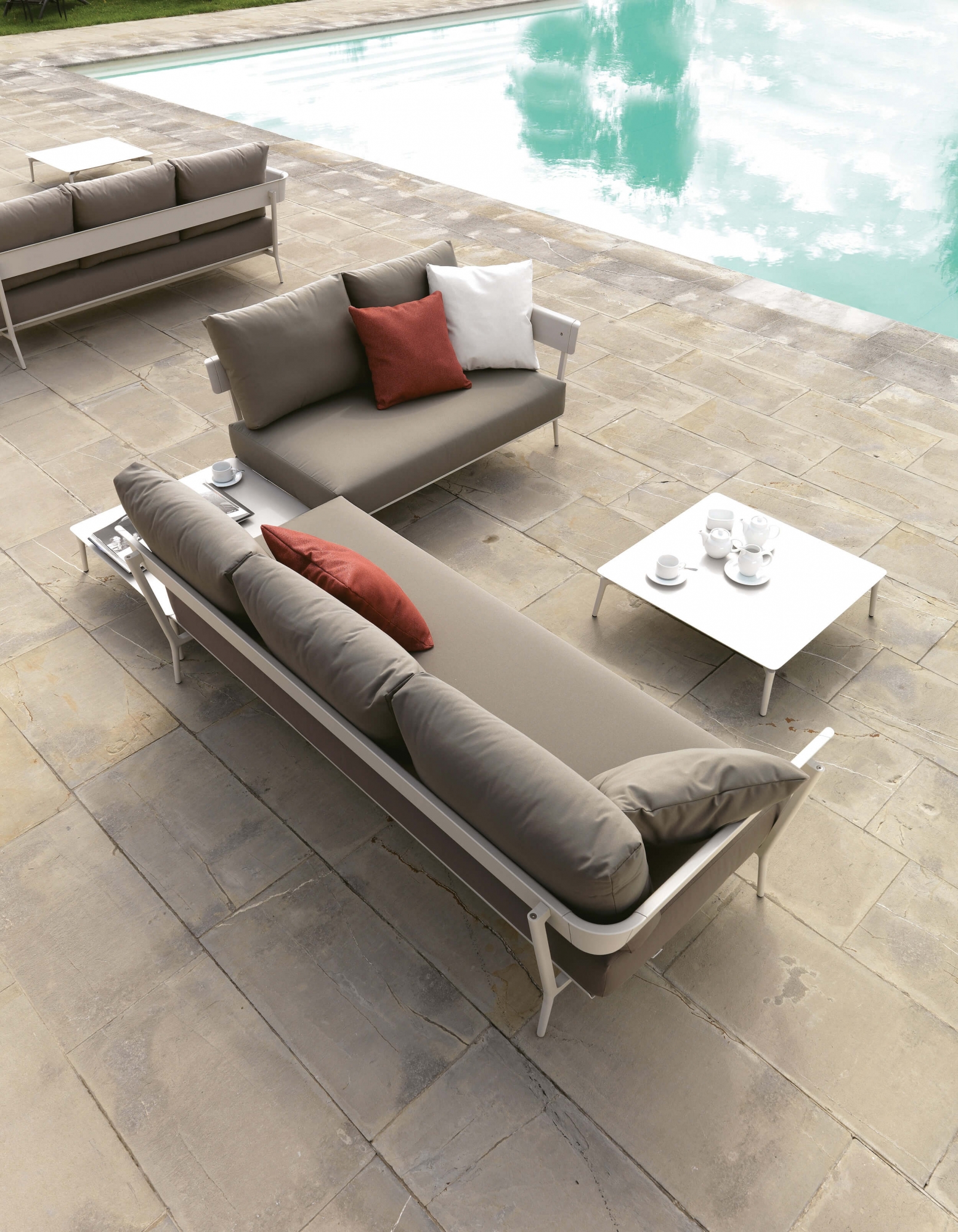 Ensemble de jardin modulable composé d'un fauteuil une place et d'un canapé 3 places de la collection Aikana par Fast à Juan-les-pins