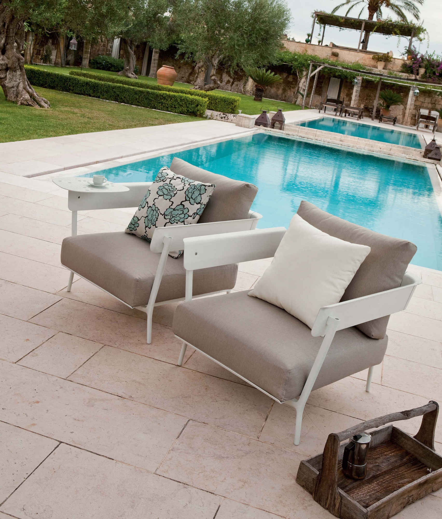 2 fauteuils de jardin de la collection Aikana par Fast à Juan-les-pins