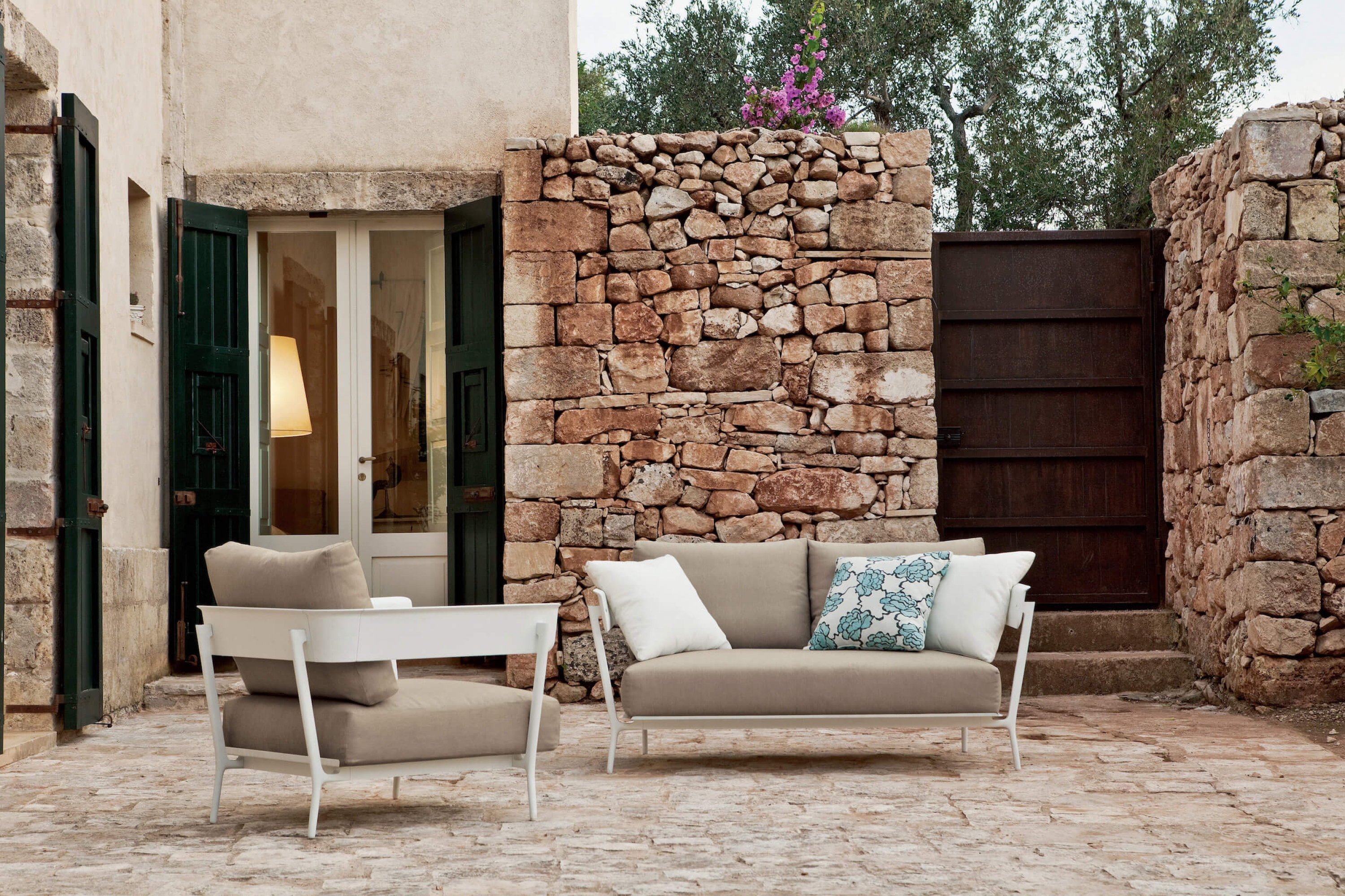 Salon de jardin avec un fauteuil et un canapé 2 places de la collection Aikana par Fast à Juan-les-pins