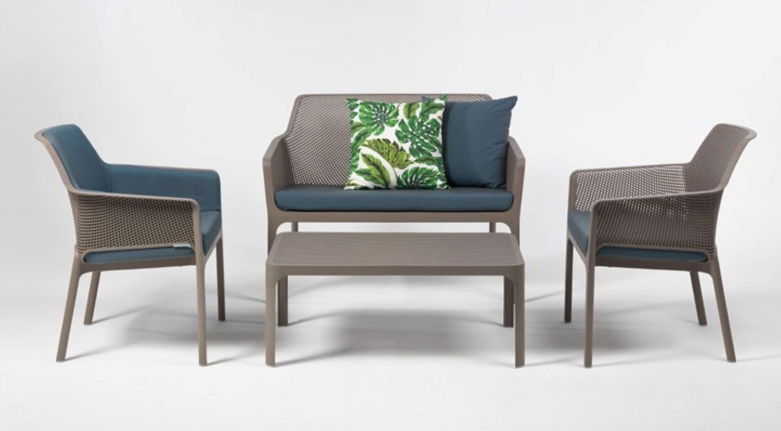 Table basse dans un salon de jardin collection Net par Nardi à Cagnes-sur-Mer