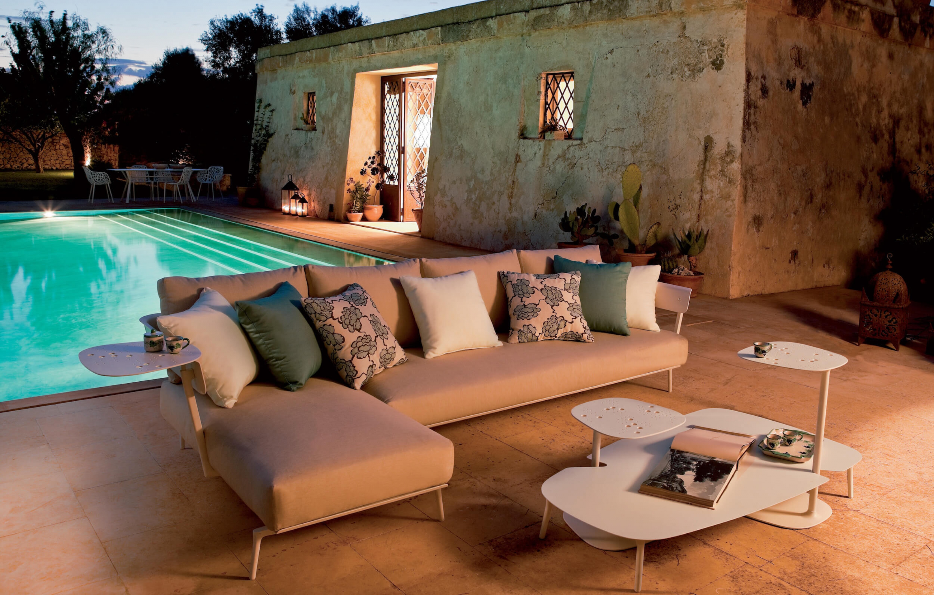 Salon de jardin modulable avec modules 3 places et liseuse de la collection Aikana par Fast à Villeneuve-Loubet