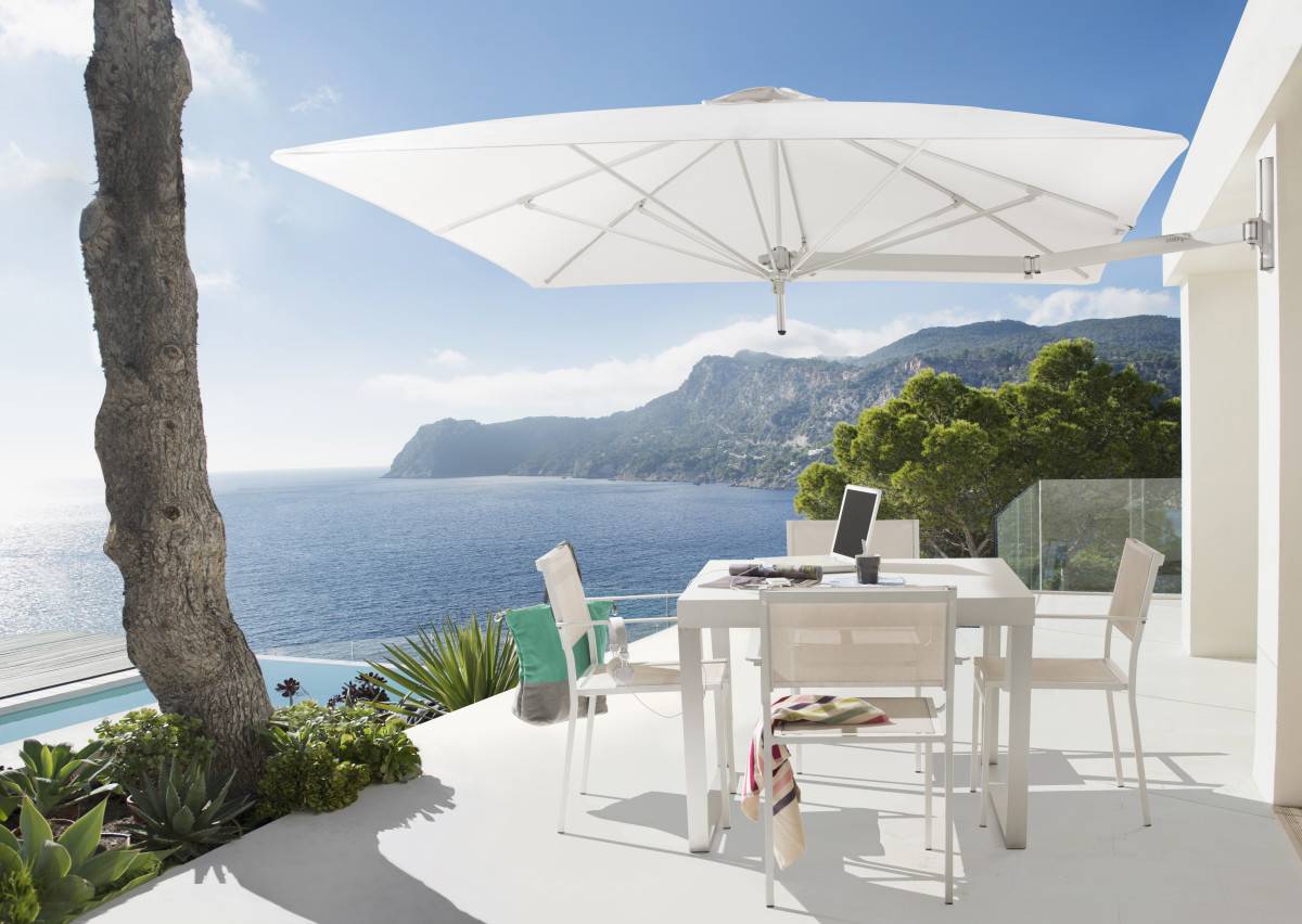Parasol PARAFLEX sur une terrasse près de Monaco