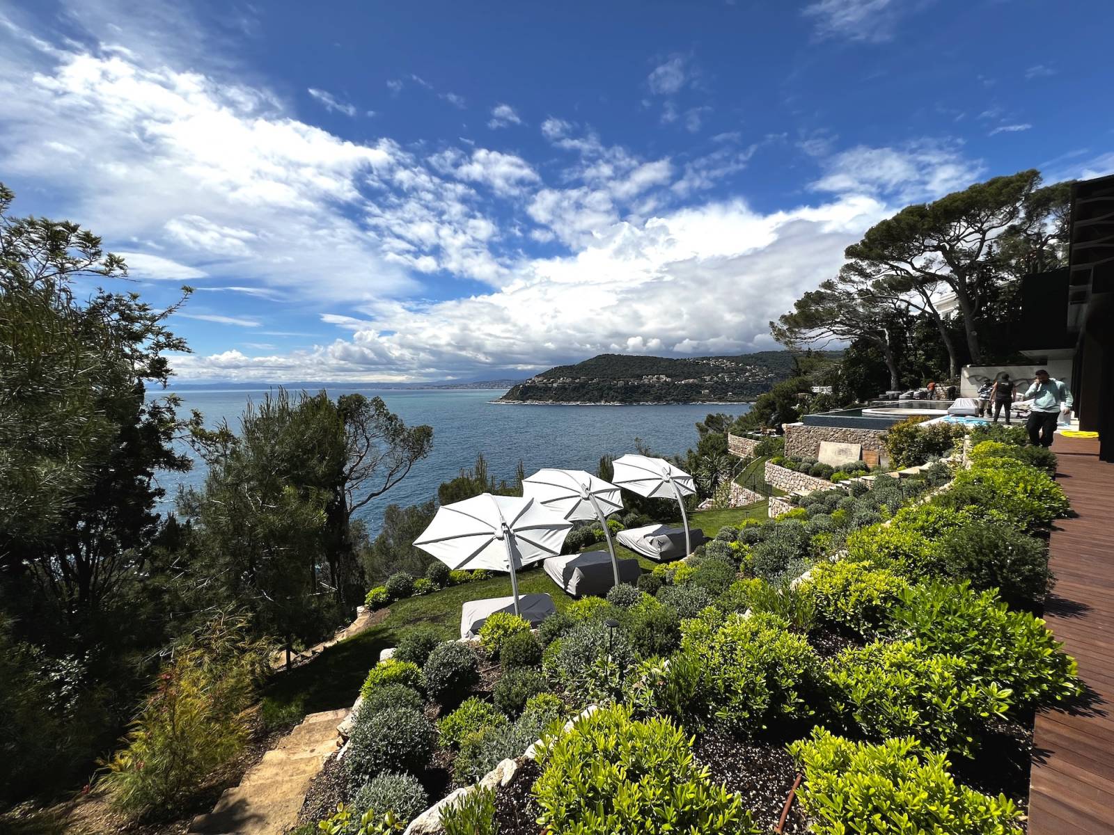 parasols haut de gamme collection Icarus à Saint-Jean-Cap-Ferrat