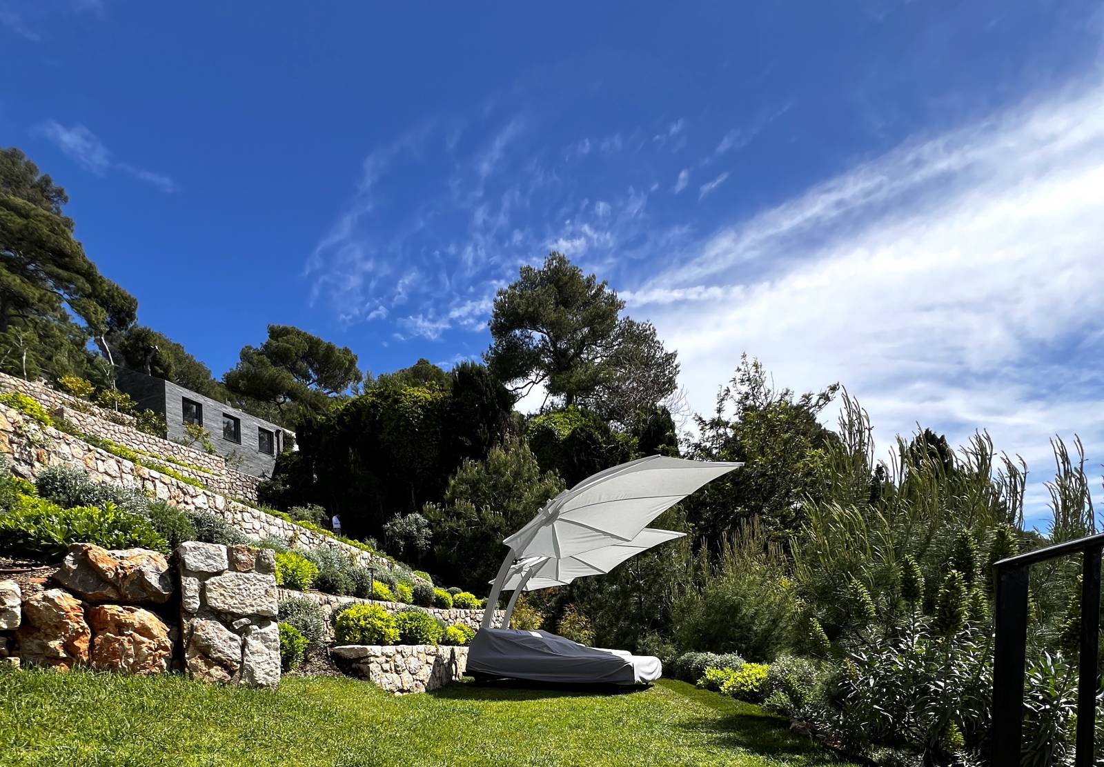 parasols haut de gamme collection Icarus à Saint-Jean-Cap-Ferrat