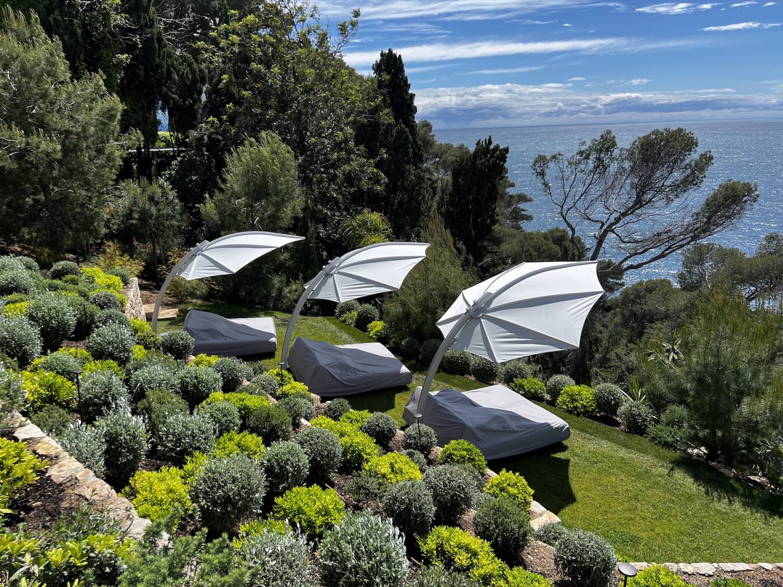parasols haut de gamme collection Icarus à Saint-Jean-Cap-Ferrat