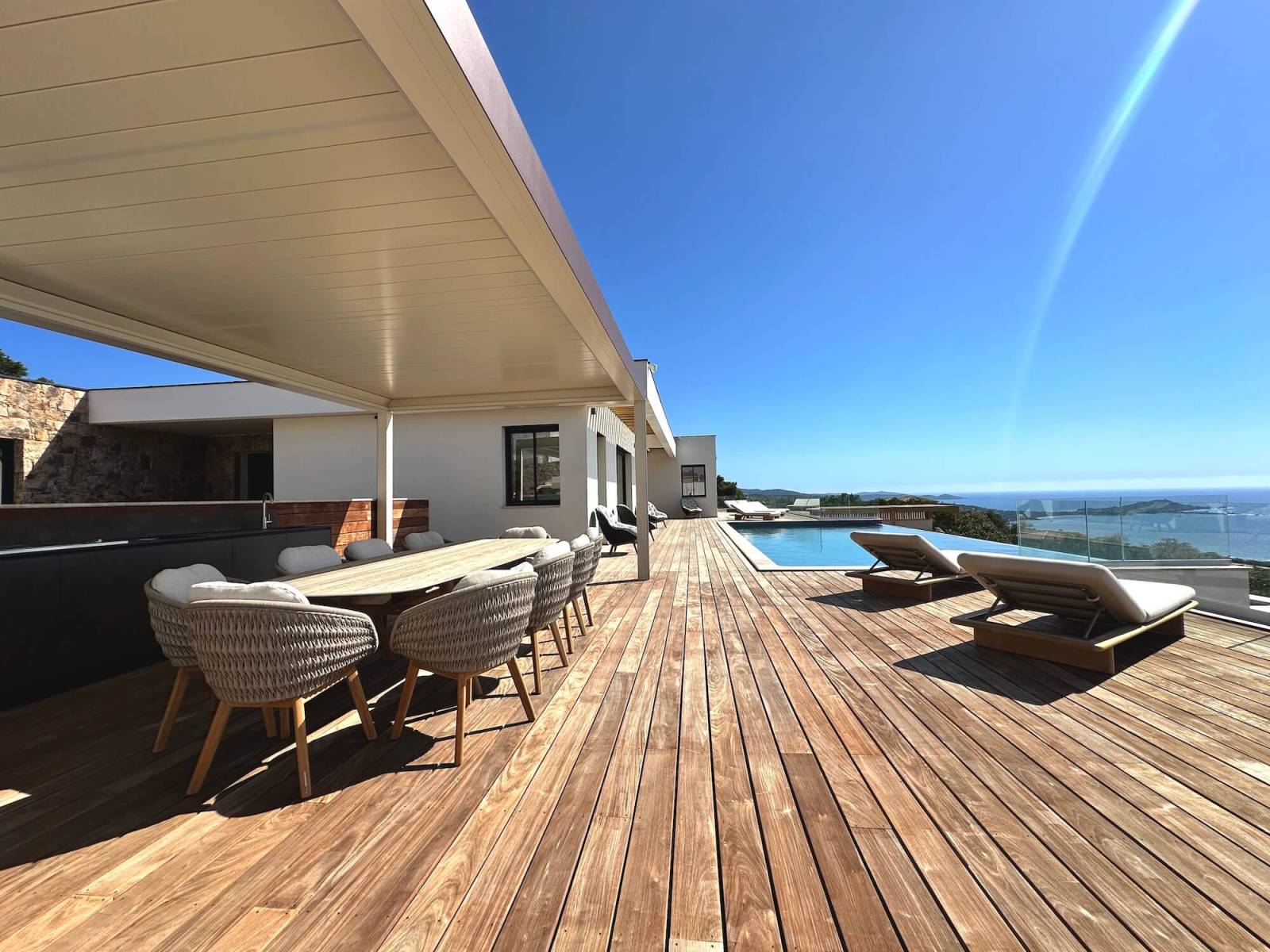 Table de repas collection Zidiz et fauteuils collection Sandua à Porticcio