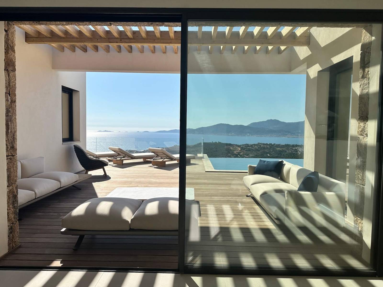 Vue mer depuis le salon de jardin collection Boma à Porticcio