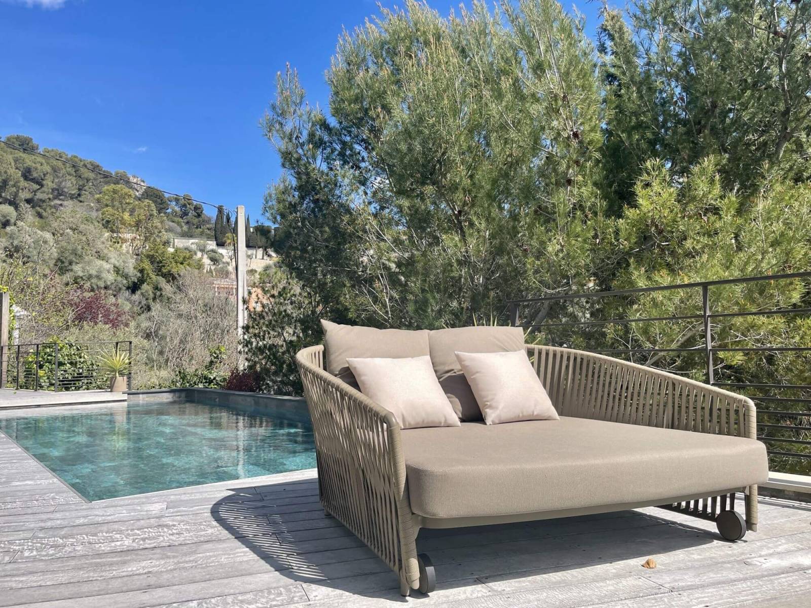 Daybed confortable en cordes et aux formes arrondis, collection BITTA LOUNGE par Kettal