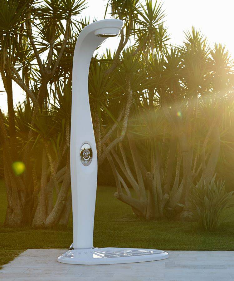  Douche extérieur moderne et esthétique de la collection Dyno par MYYOUR  à Cannes