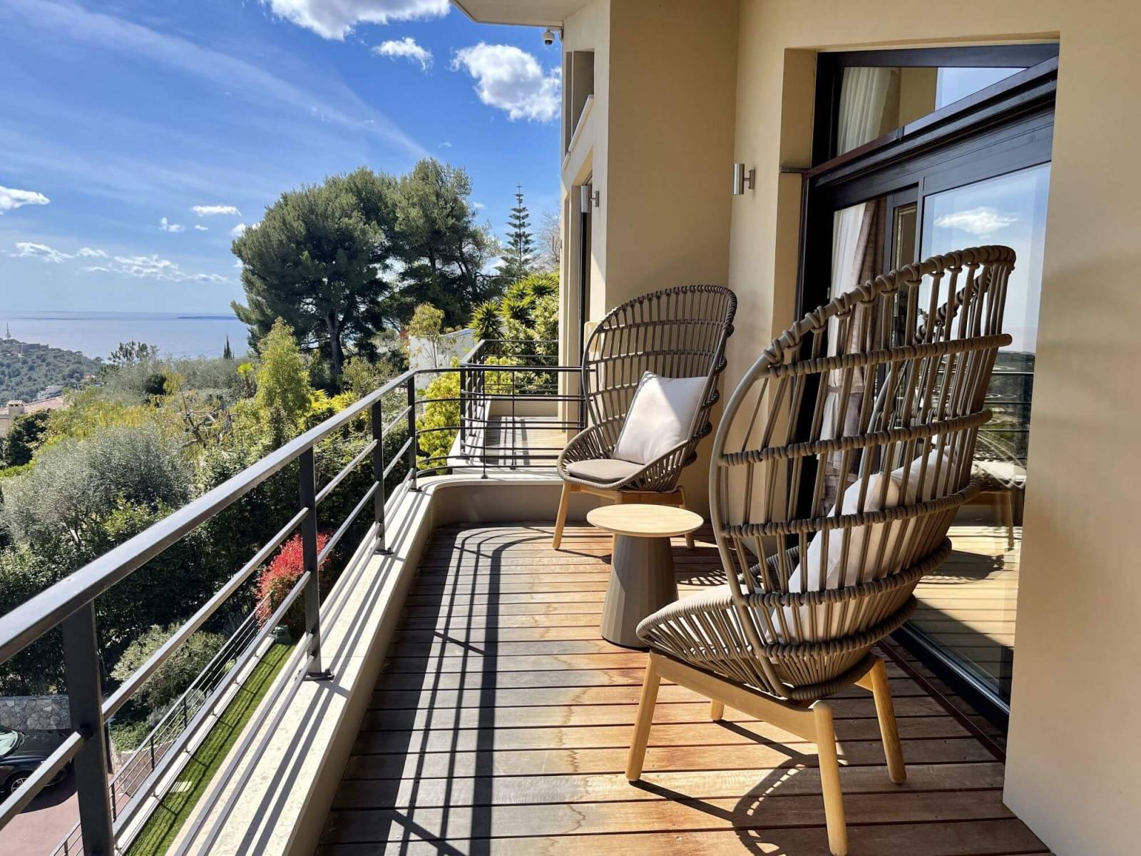 Aménagement d'une terrasse avec deux fauteuils CALA par Kettal à Monaco