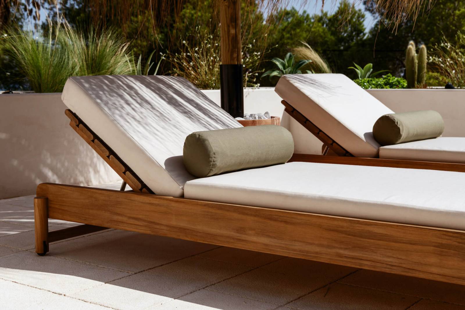 Bain de soleil en teck et confortable collection Pomalo par Fjaka à Eze