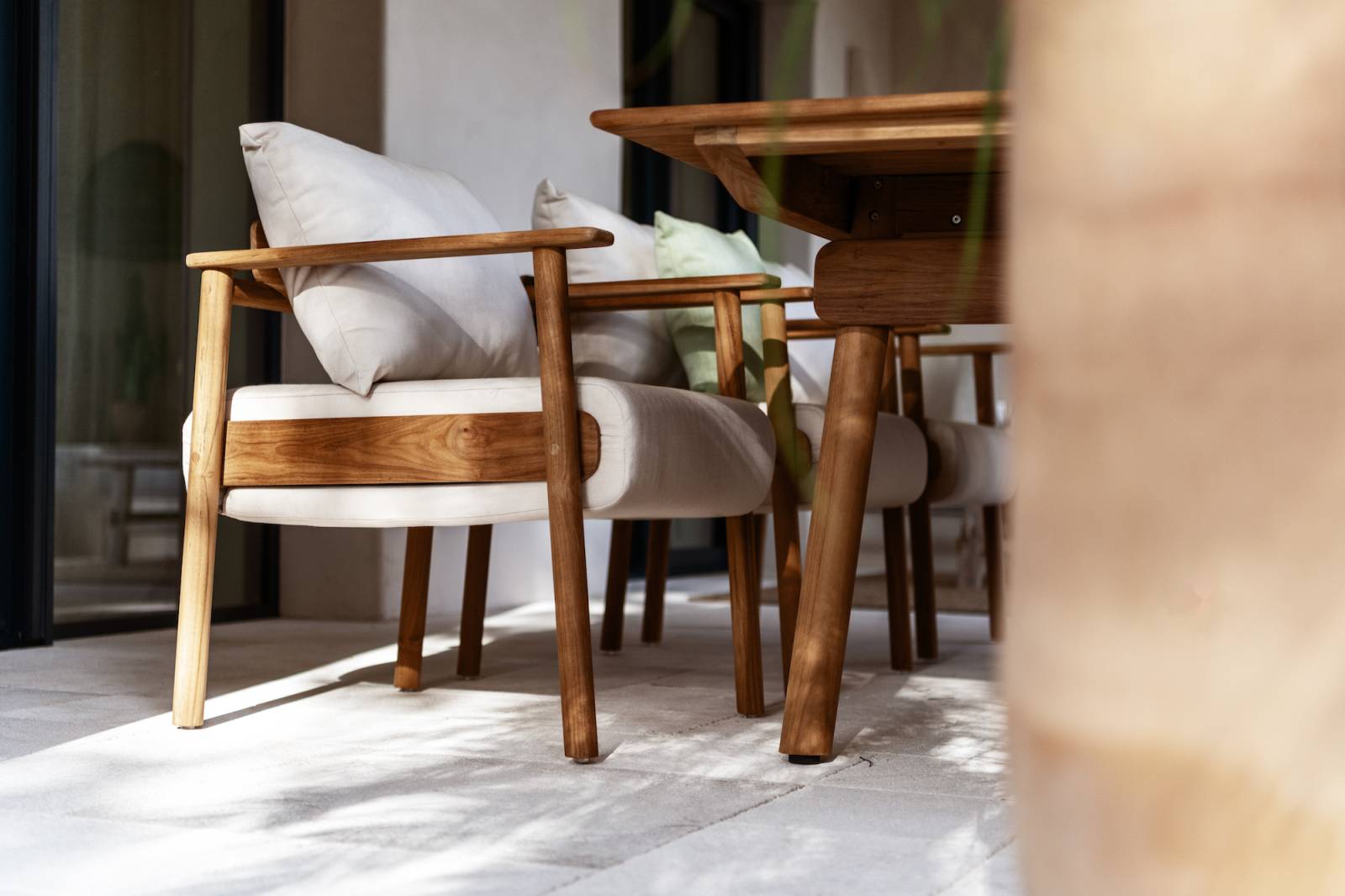 Fauteuil de repas en teck et coussins sunbrella collection Pomalo