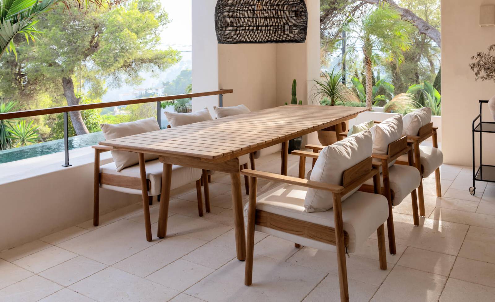 Table de repas en teck massif collection Pomalo à Menton