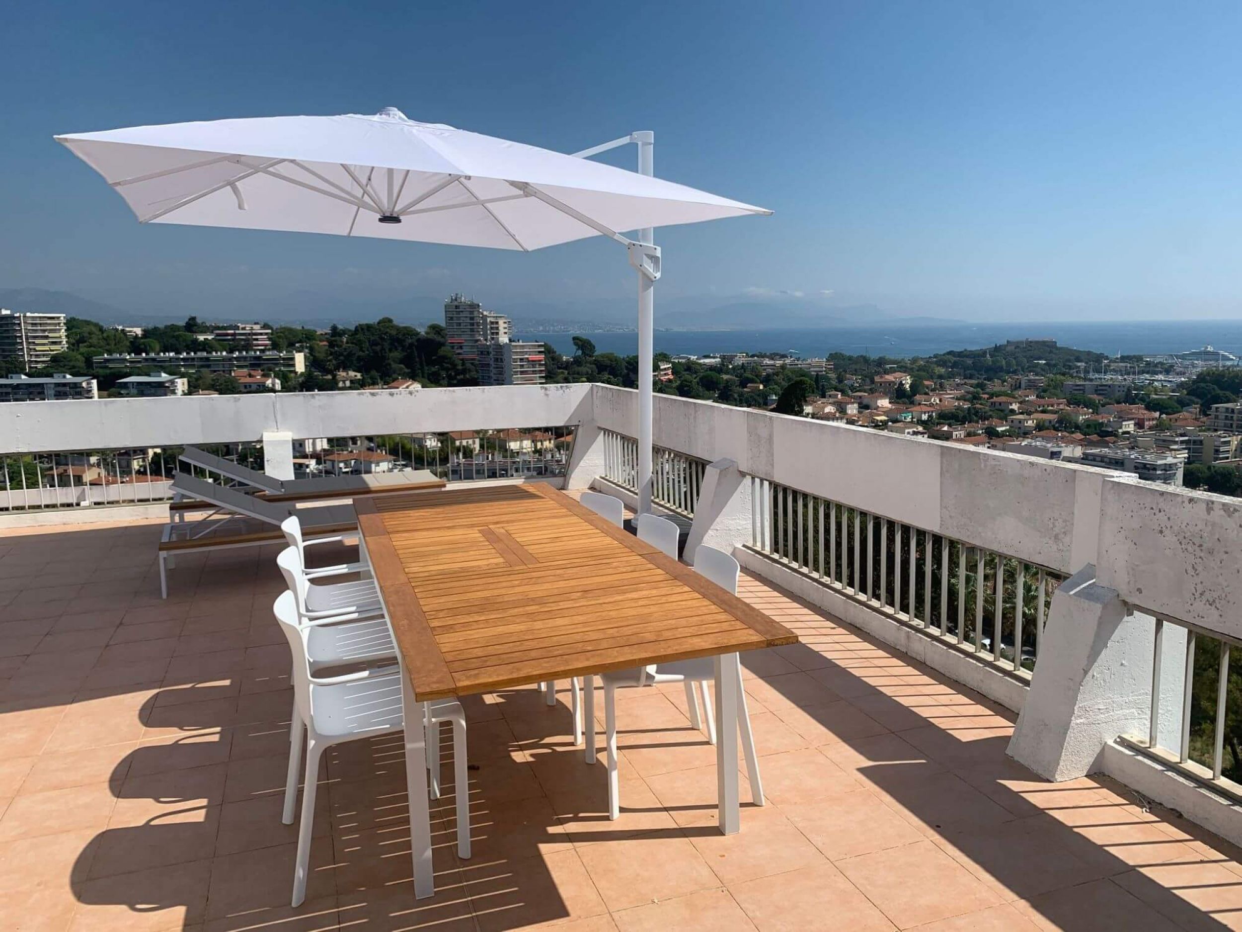 Ensemble de repas avec table extensible en tech à Nice