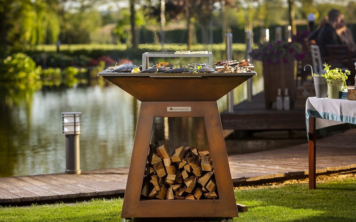 Vu d'ensemble du braséro Quan en corten avec grille 3 en 1 à Toulouse