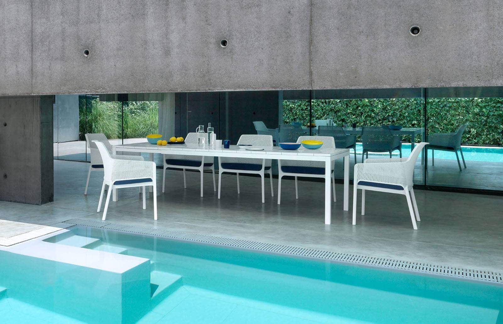 réalisation de la Table extensible en aluminium et plateau Durel Top collection Rio et chaise Rio par Nardi à Biarritz
